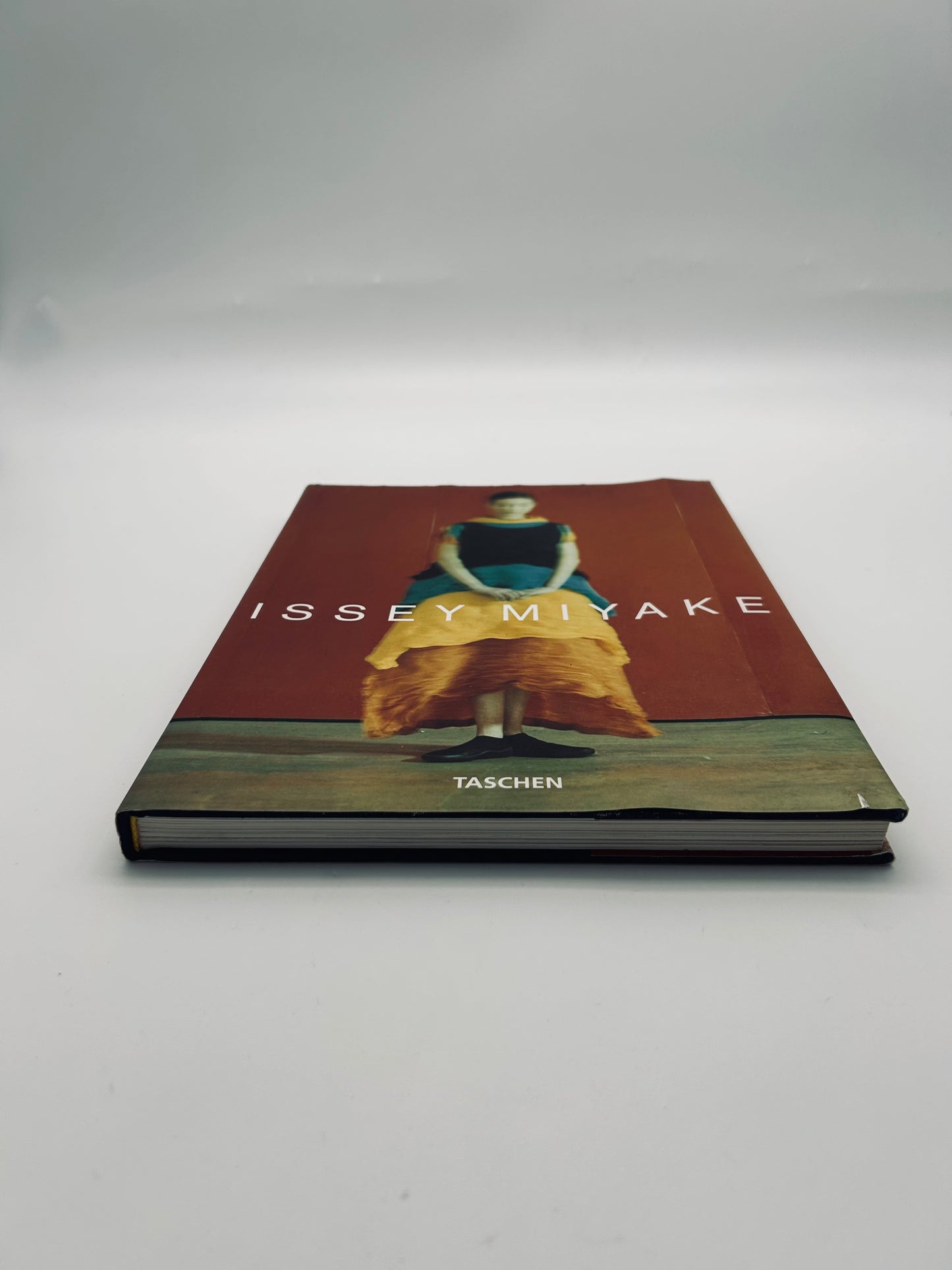 Livre Issey Miyake, editions Taschen