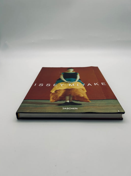 Livre Issey Miyake, editions Taschen