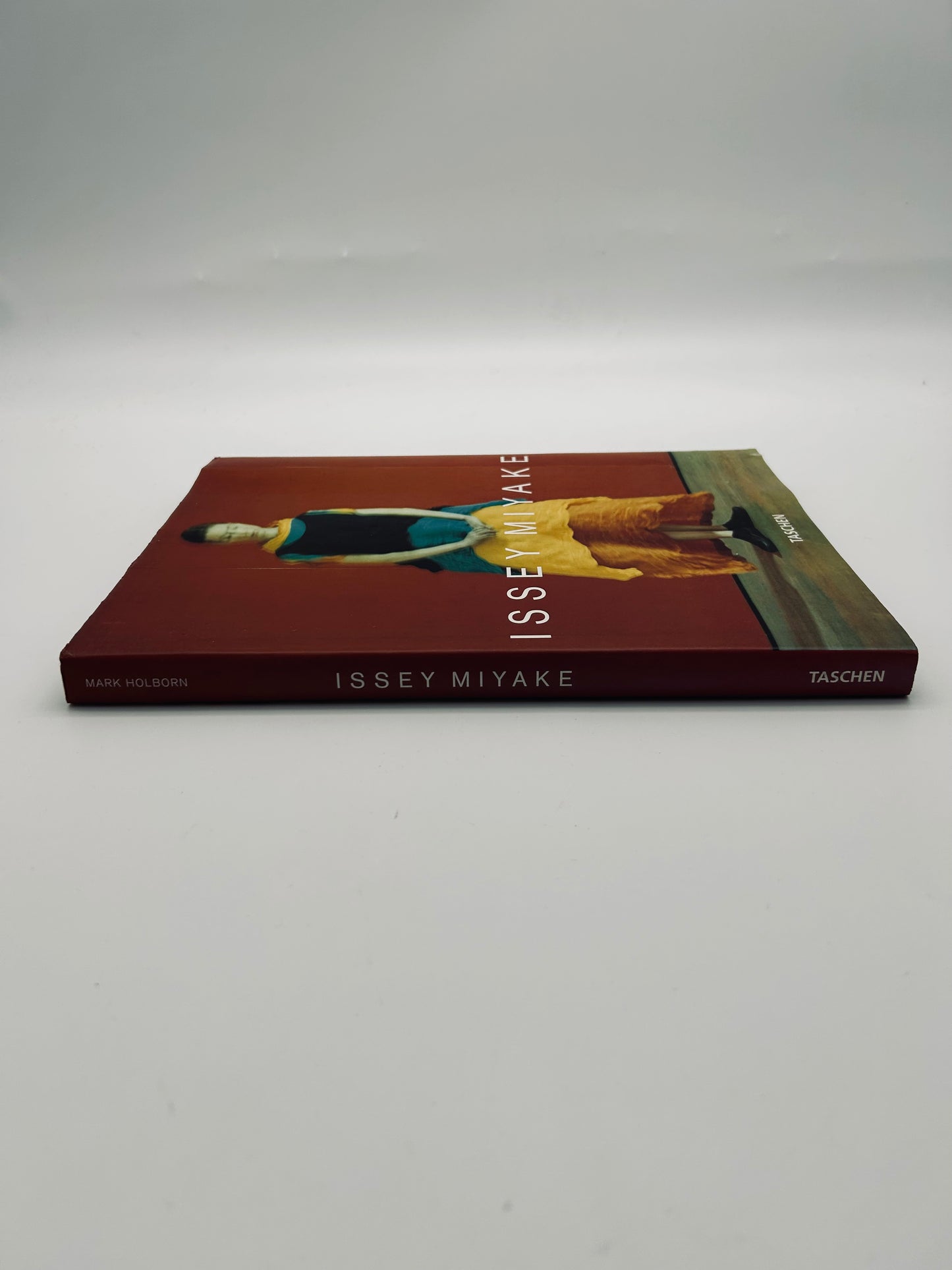 Livre Issey Miyake, editions Taschen