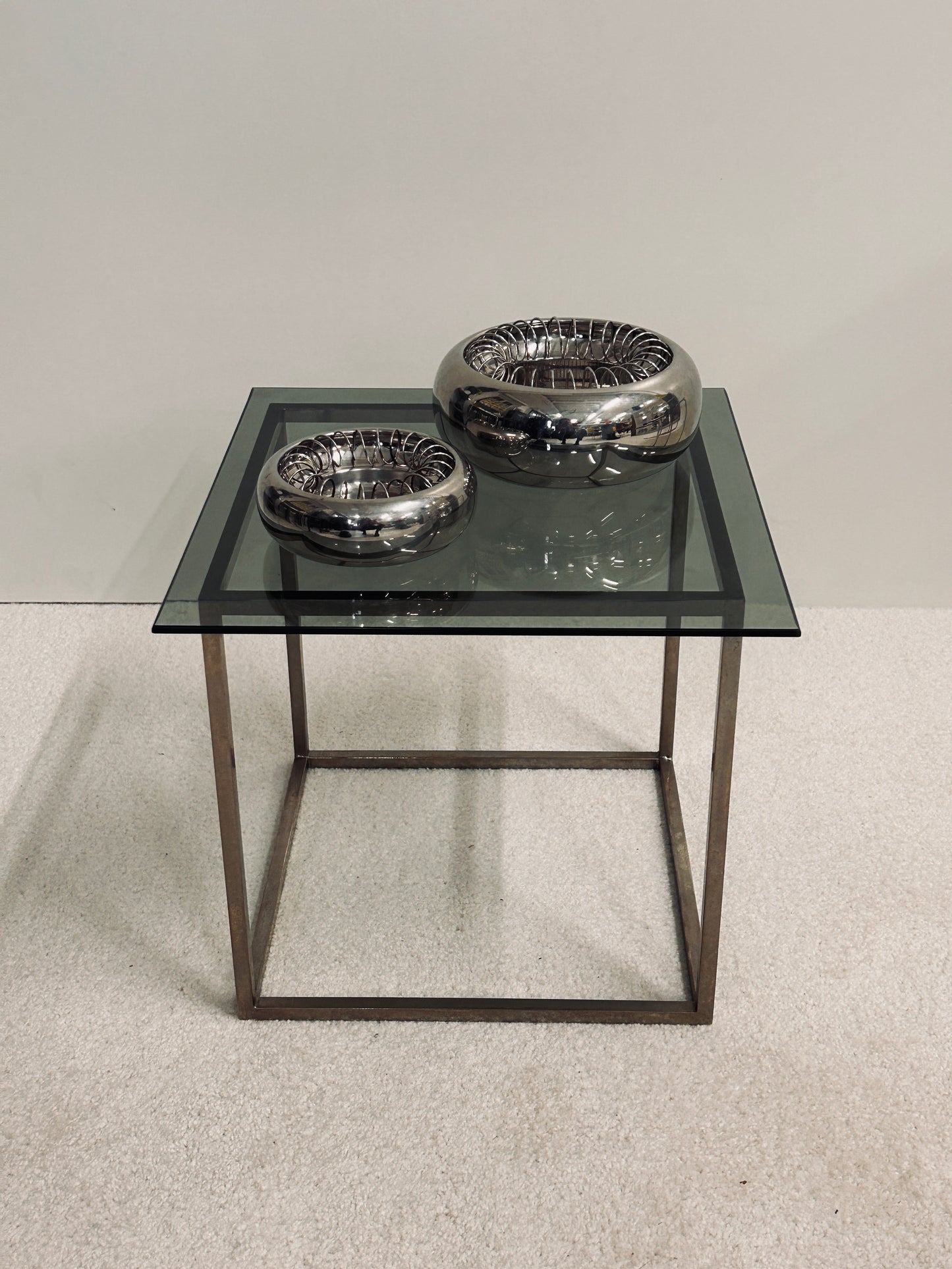 Table d’appoint verre fumé et métal, 70s