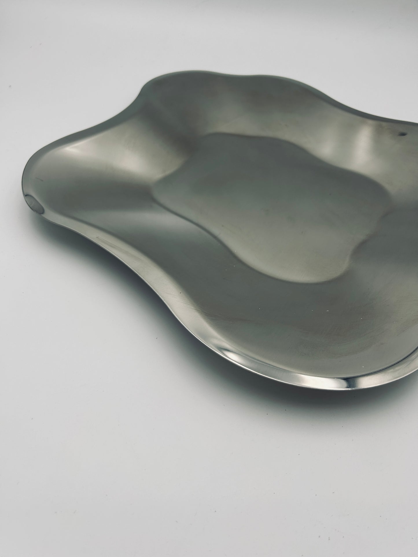 Plateau ou centre de table en inox Alvar Aalto, IItala, Finlande, 2000s
