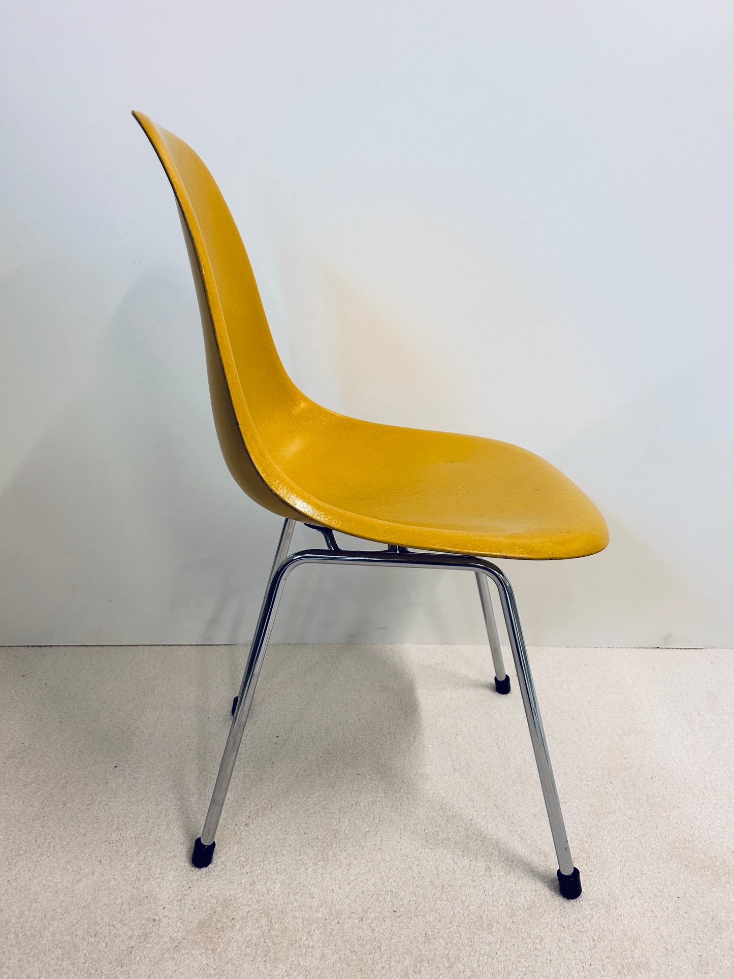 Chaise DSX moutarde Charles et Ray Eames, édition Herman Miller, 70s