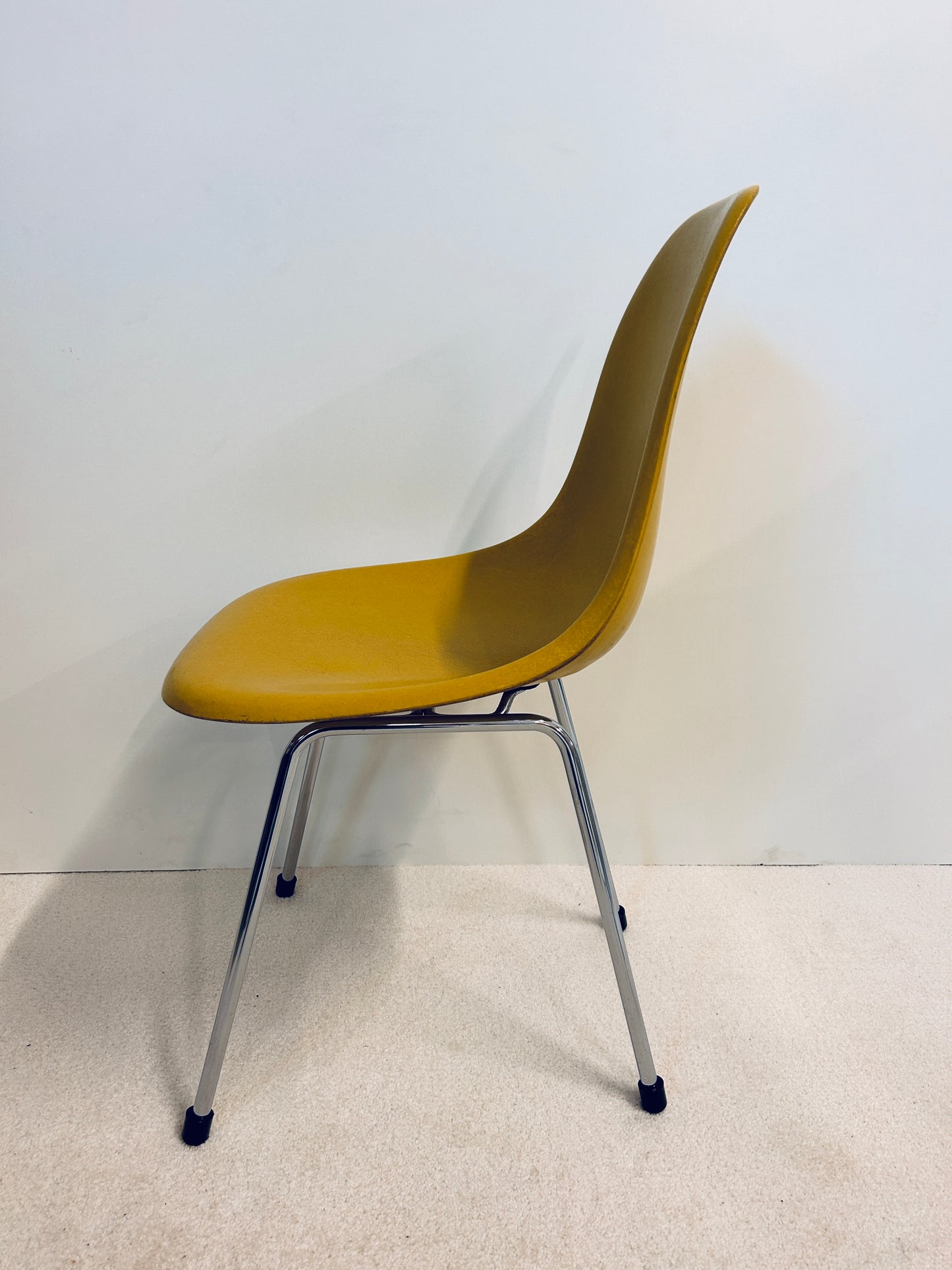 Chaise DSX moutarde Charles et Ray Eames, édition Herman Miller, 70s