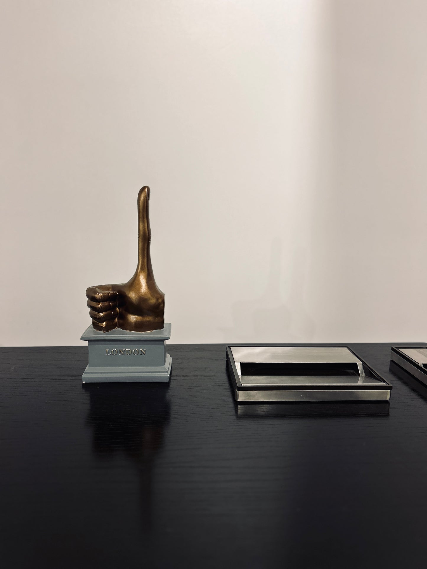 Sculpture" Really Good Vibes "de David Shringley, 2016