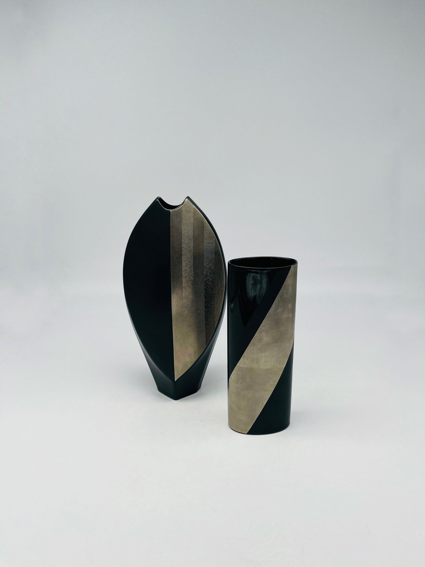 Vase cylindrique noir et or, Helmut Dresler, Rosenthal, 80s