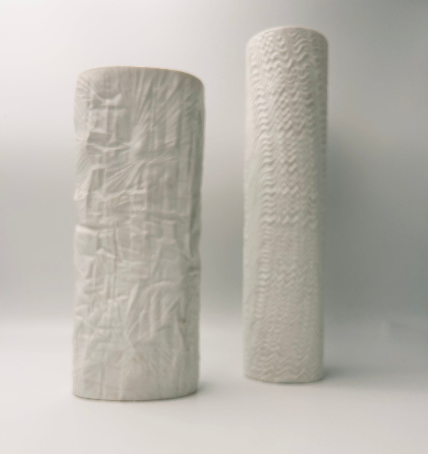 Vase blanc biscuit, cylindrique motif vagues, Martin Frayer, Rosenthal, 70s