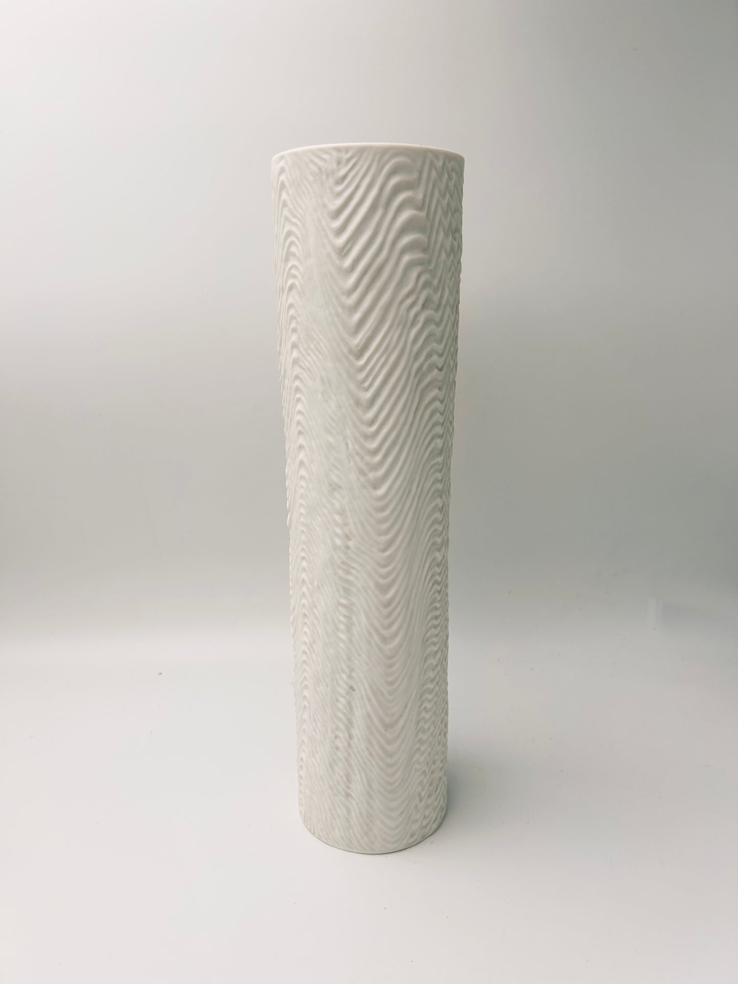 Vase blanc biscuit, cylindrique motif vagues, Martin Frayer, Rosenthal, 70s