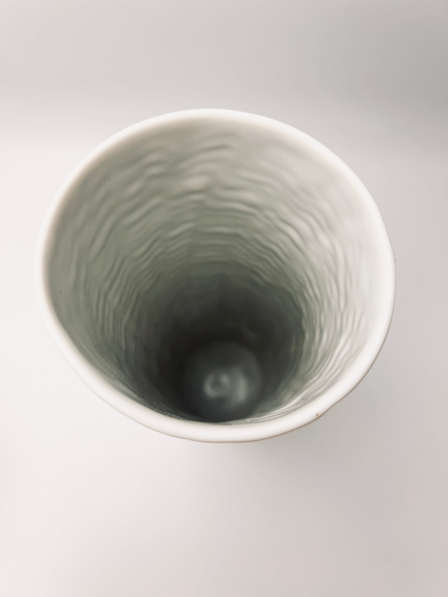 Vase blanc biscuit, cylindrique motif vagues, Martin Frayer, Rosenthal, 70s