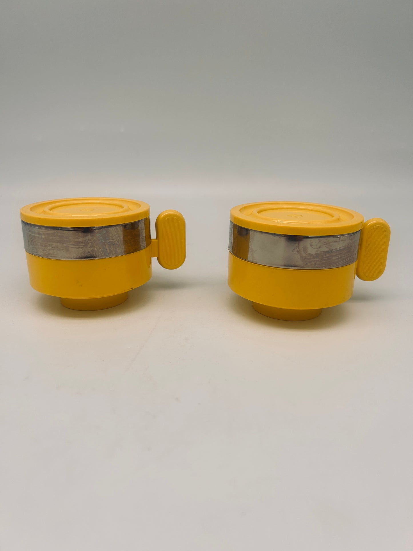 Grandes tasses jaunes,space age, Morinox, Italie, 70s