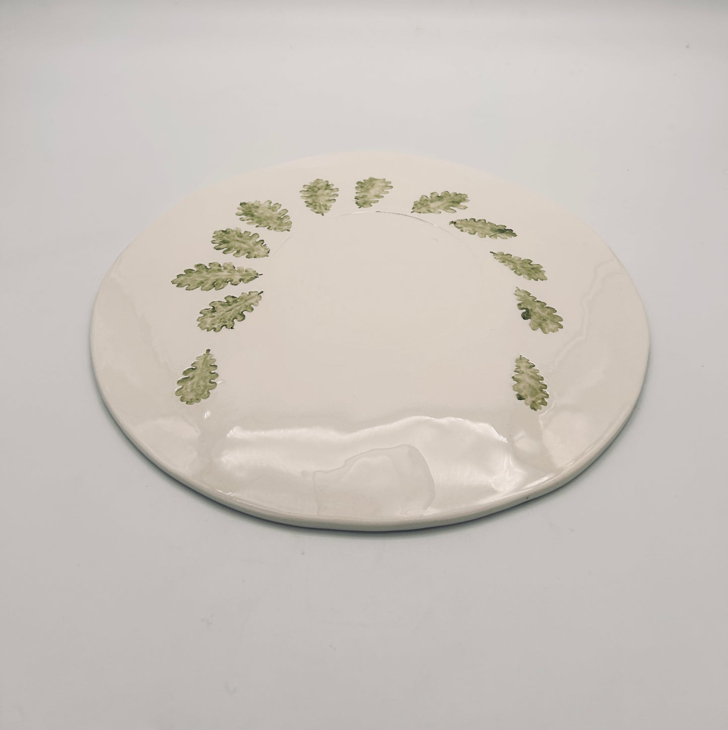 Larges assiettes renversées motif feuilles de houx, E=X2, Sinicropi,