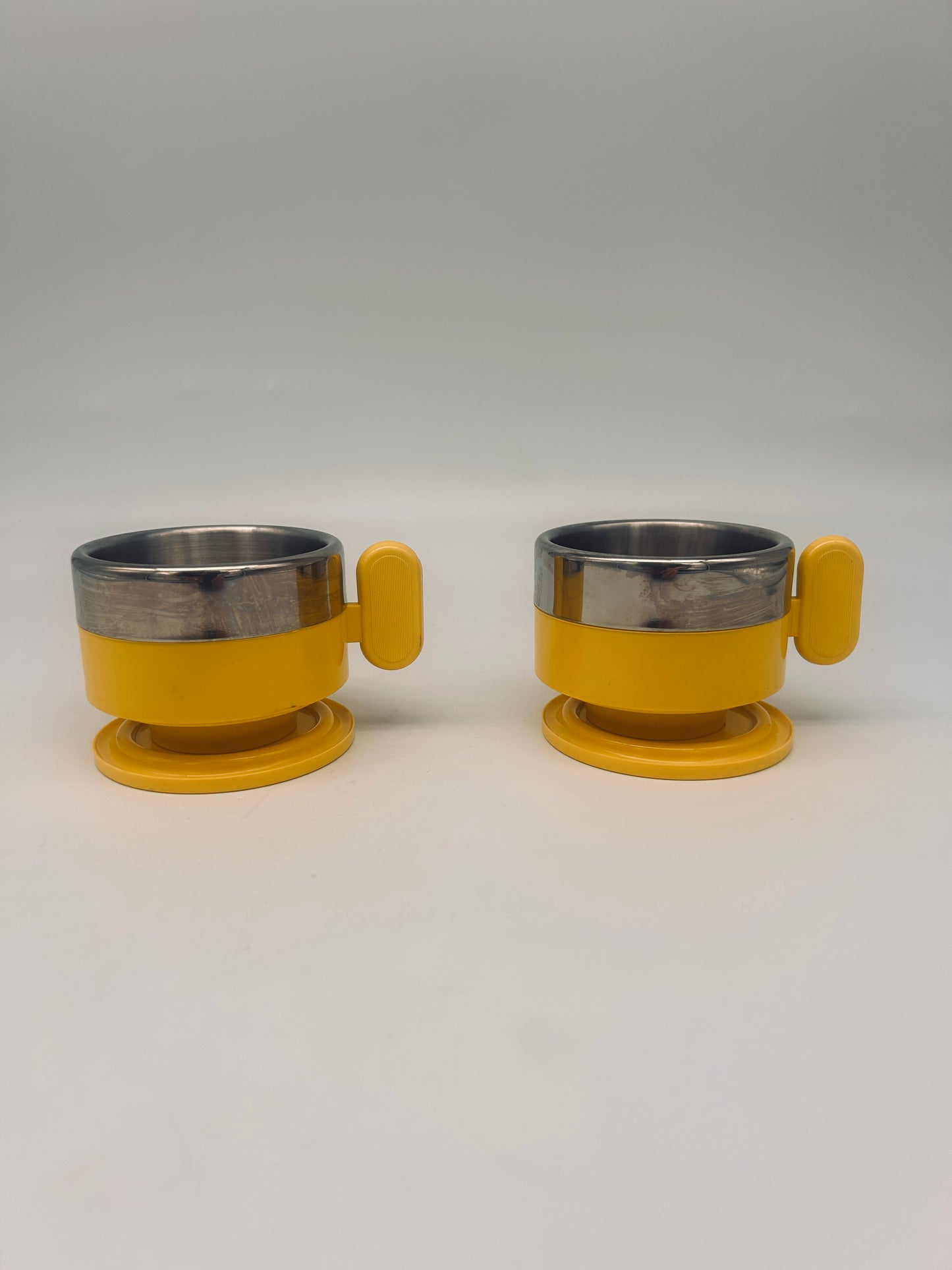 Grandes tasses jaunes,space age, Morinox, Italie, 70s