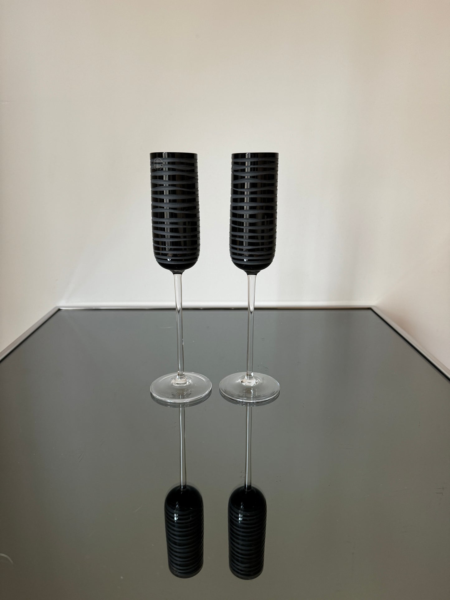 Paire de flutes à champagne en verre de Murano modèle Graffiati, SALVIATI
