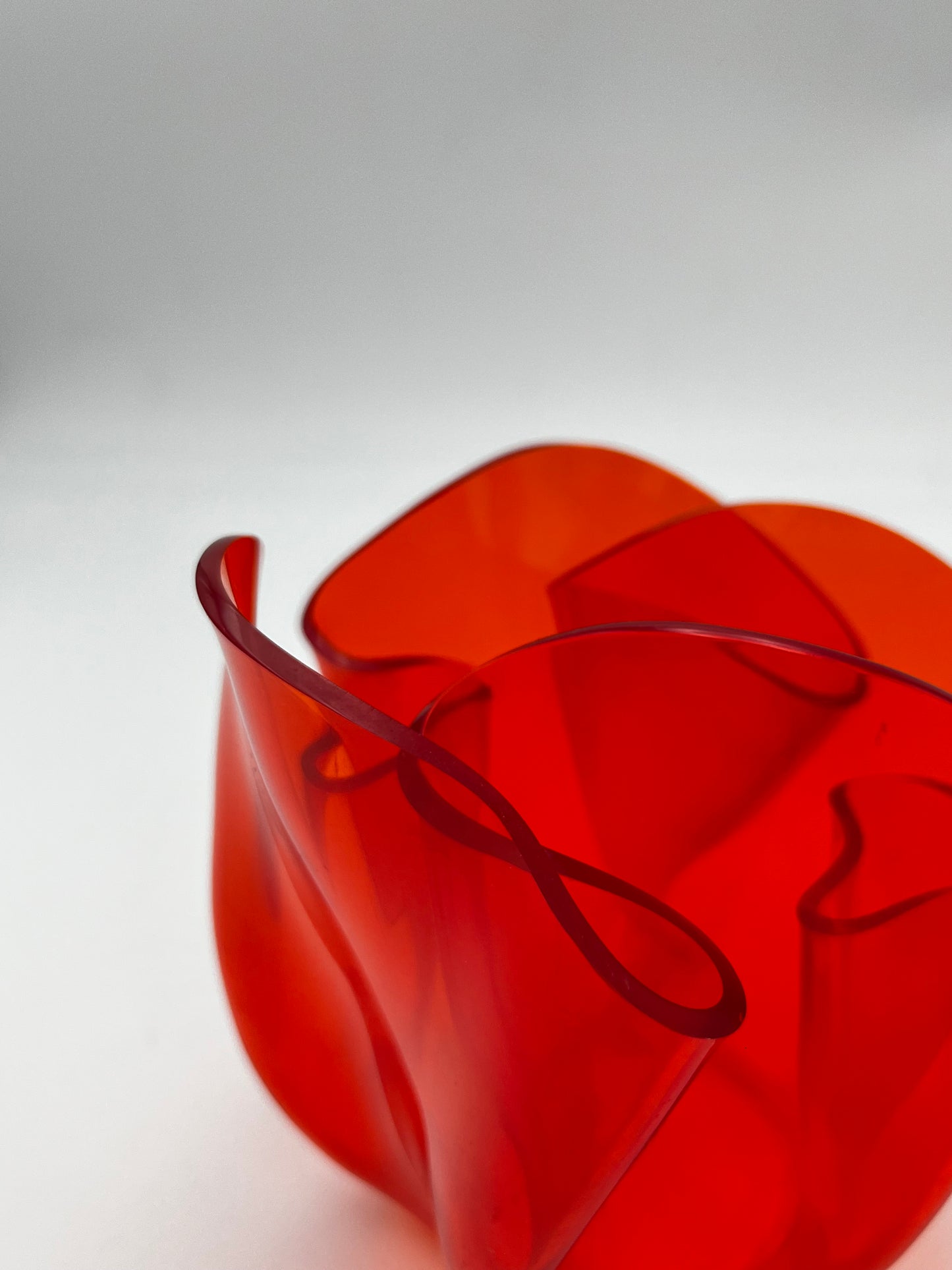 Vase mouchoir plexiglass Guzzini, Luigi Massoni, Italie, 70s