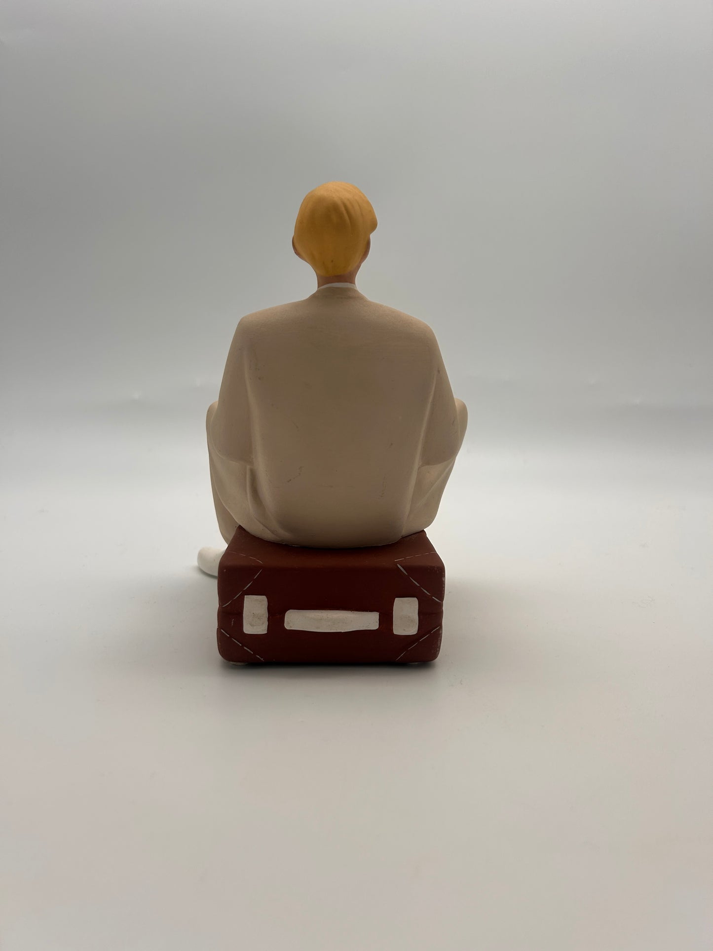 Sculpture L’Aquilone, Homme assis à la valise, années 80