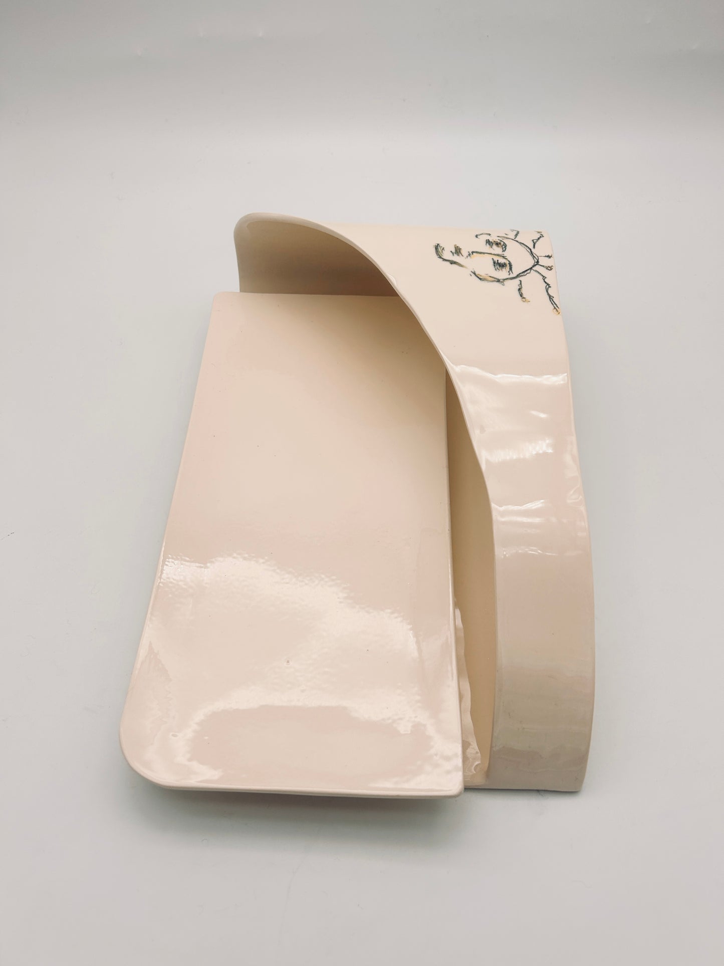 Assiette de présentation motif avatar ou alien, E=X2, Atelier Sinicropi, 2013