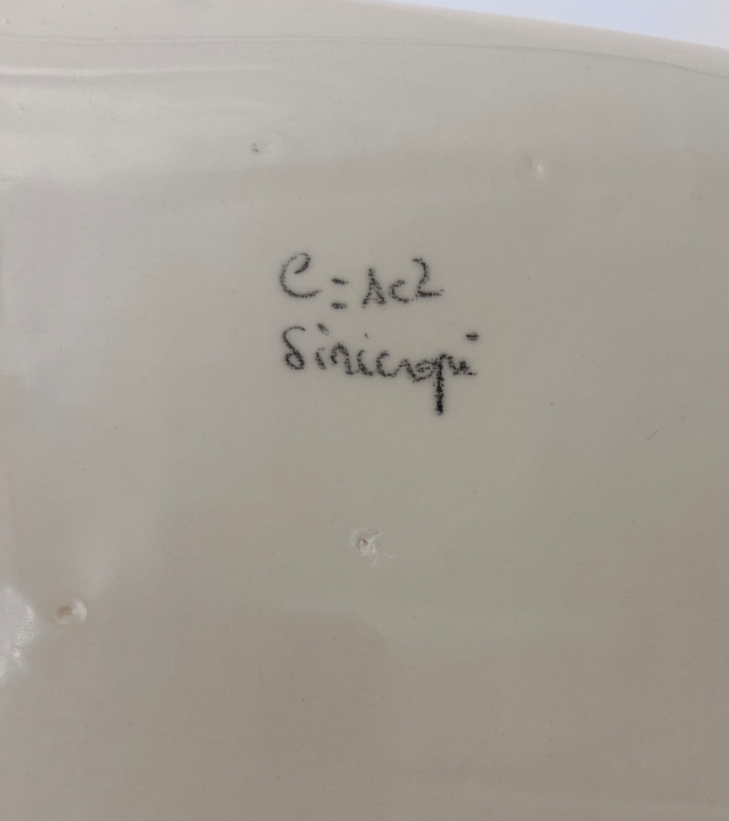 Assiette de présentation motif avatar ou alien, E=X2, Atelier Sinicropi, 2013