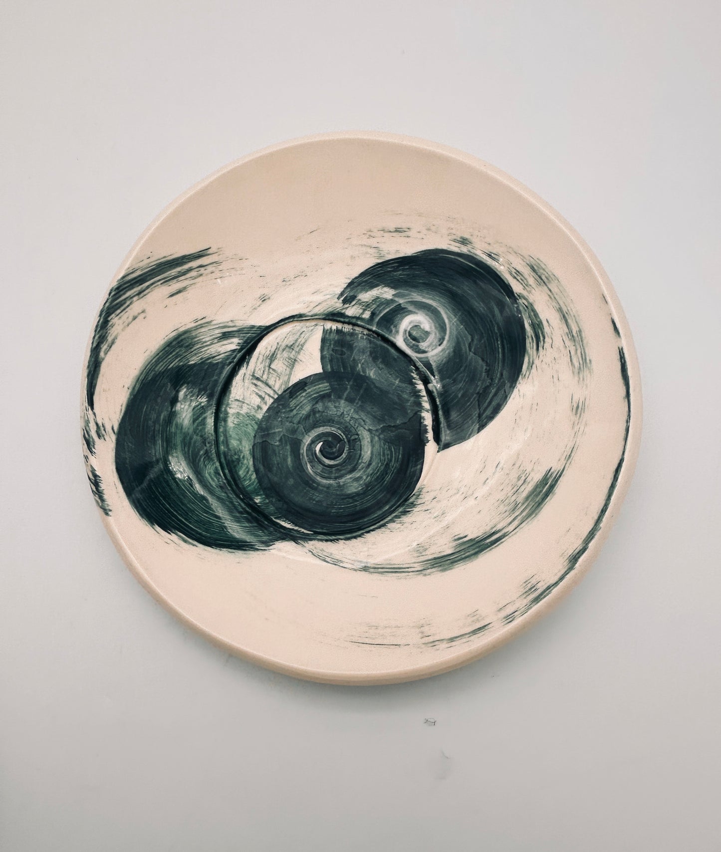 Assiettes creuses à décor bleu arty, E=X2, Sinicropi, 2018