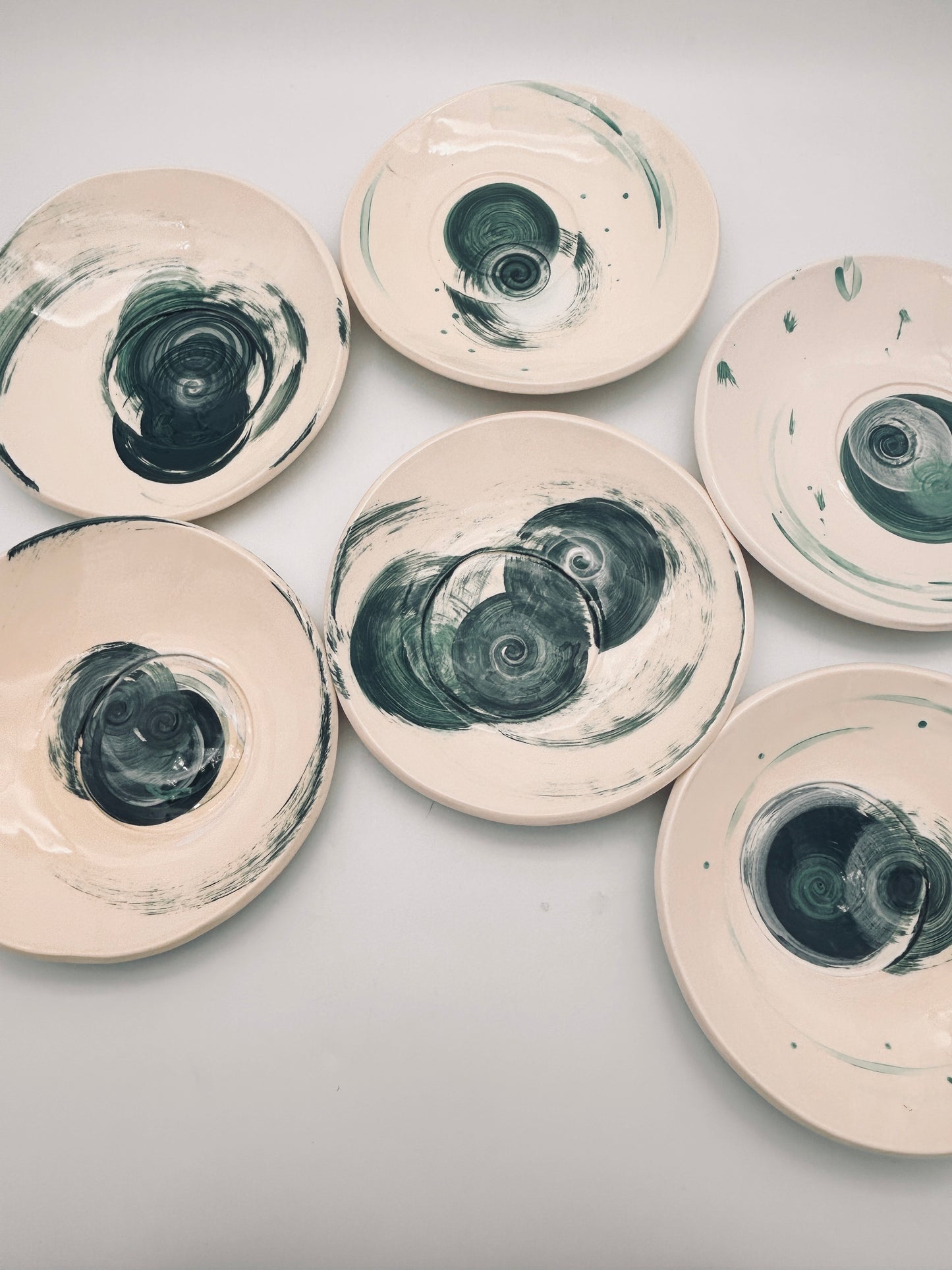 Assiettes creuses à décor bleu arty, E=X2, Sinicropi, 2018