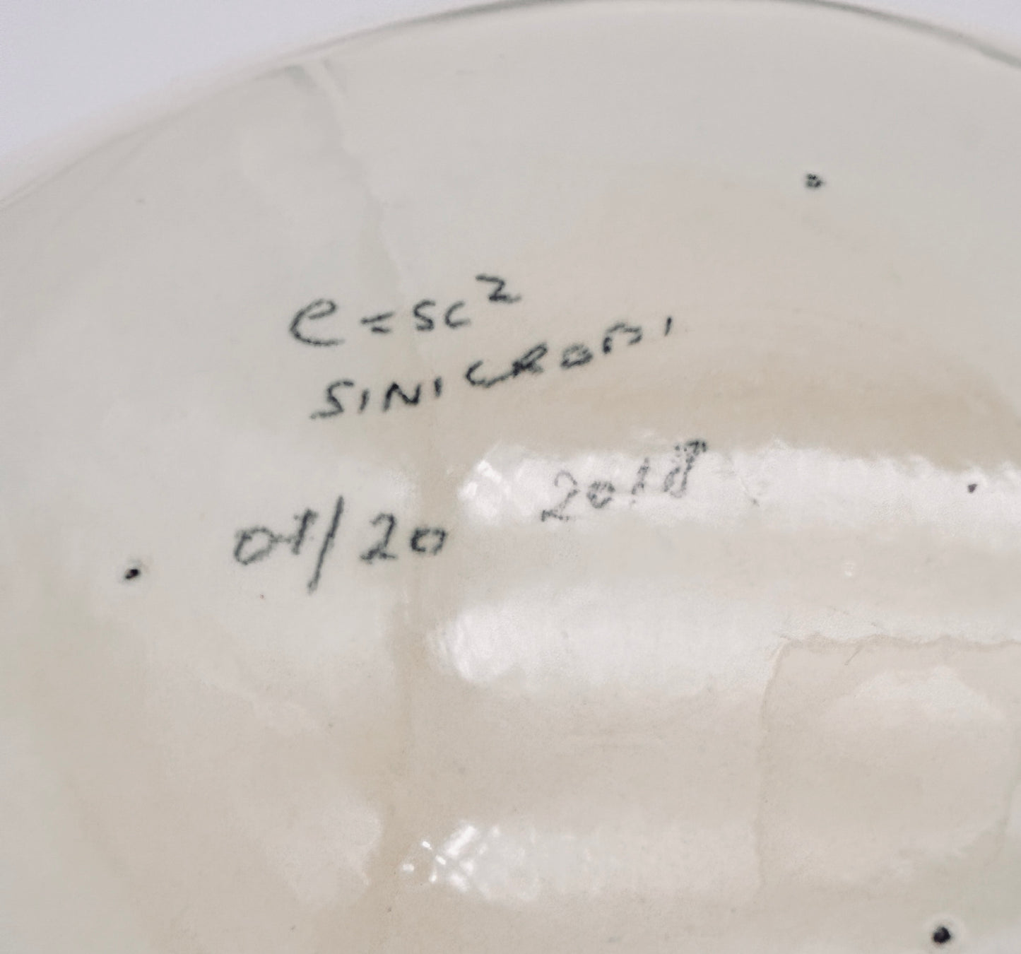 Assiettes creuses à décor bleu arty, E=X2, Sinicropi, 2018