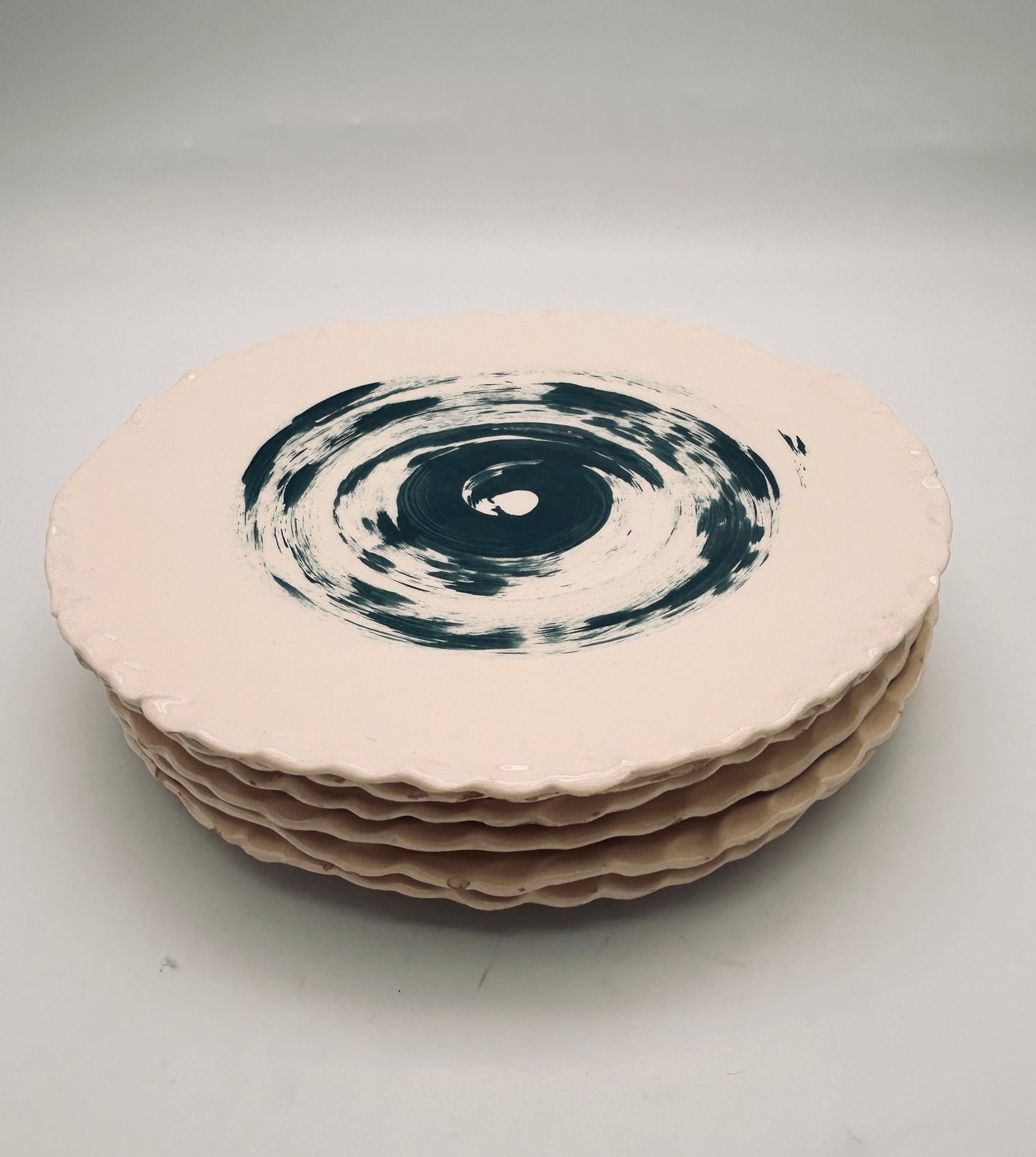 Larges assiettes à décor tourbillon, E=X2, Sinicropi, 2018