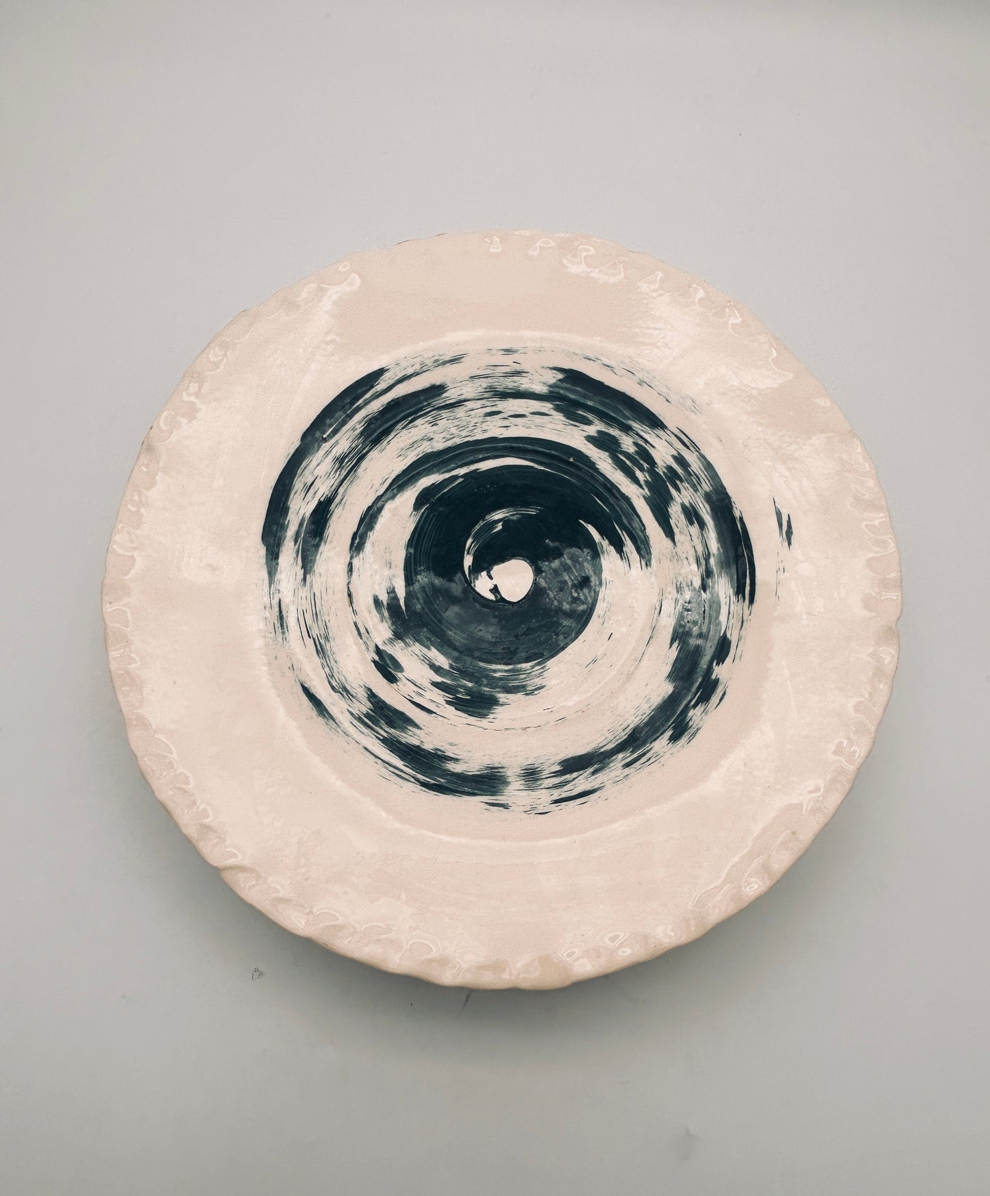 Larges assiettes à décor tourbillon, E=X2, Sinicropi, 2018