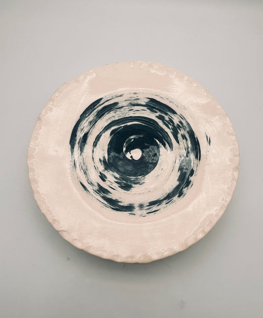 Larges assiettes à décor tourbillon, E=X2, Sinicropi, 2018