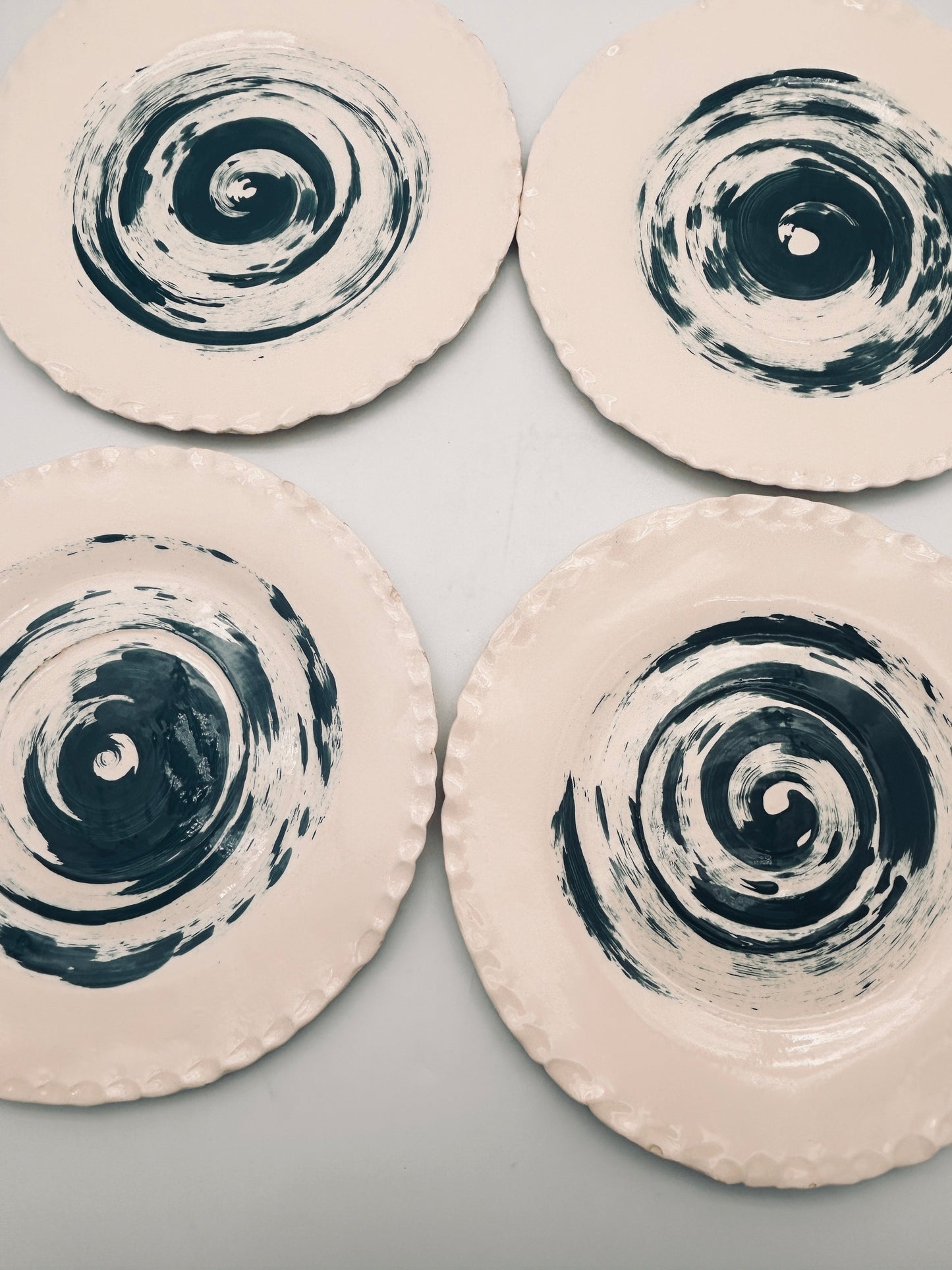 Larges assiettes à décor tourbillon, E=X2, Sinicropi, 2018