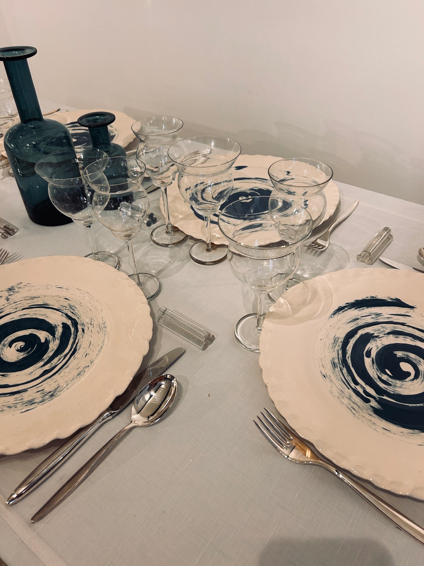 Larges assiettes à décor tourbillon, E=X2, Sinicropi, 2018
