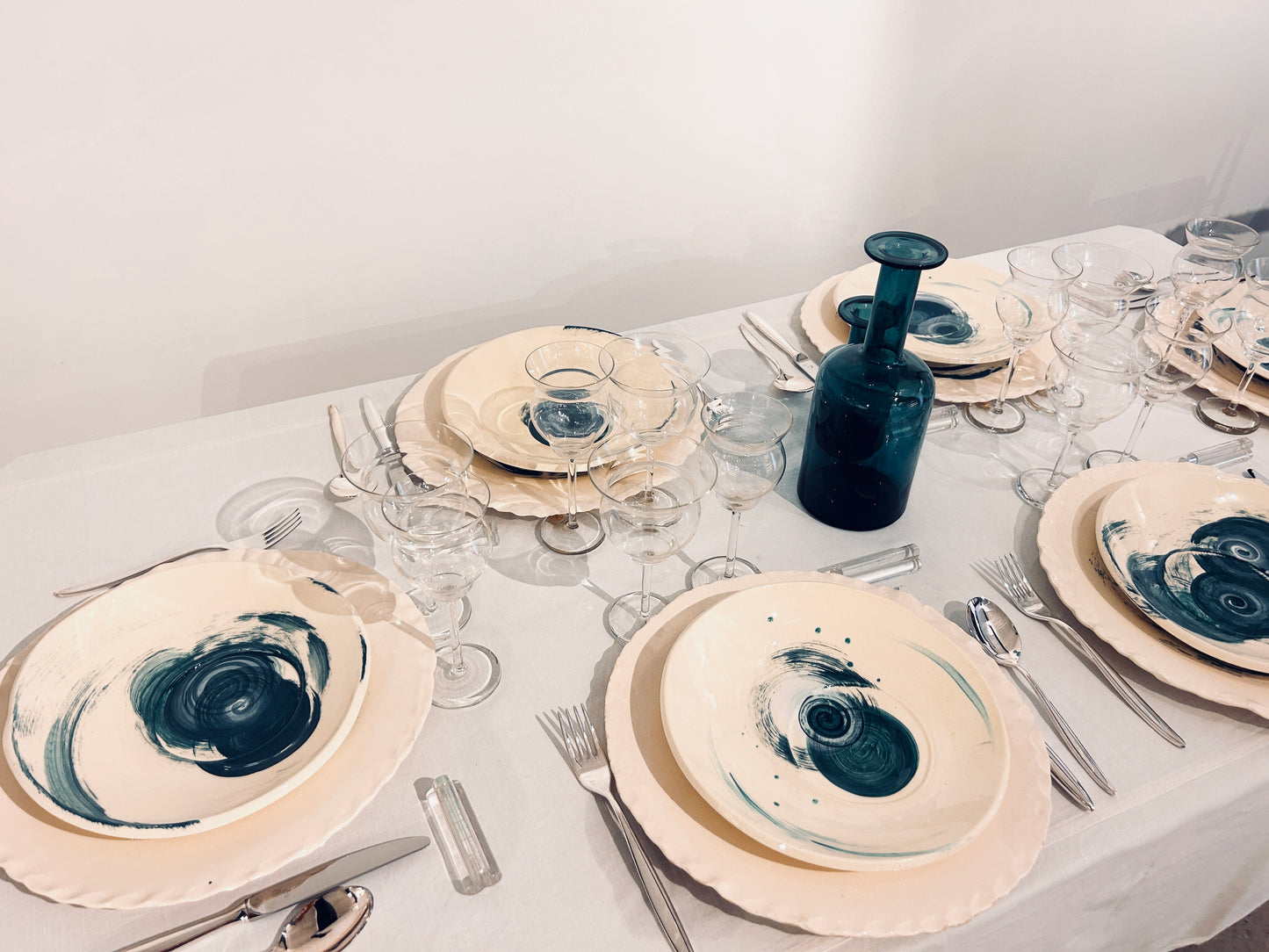 Assiettes creuses à décor bleu arty, E=X2, Sinicropi, 2018