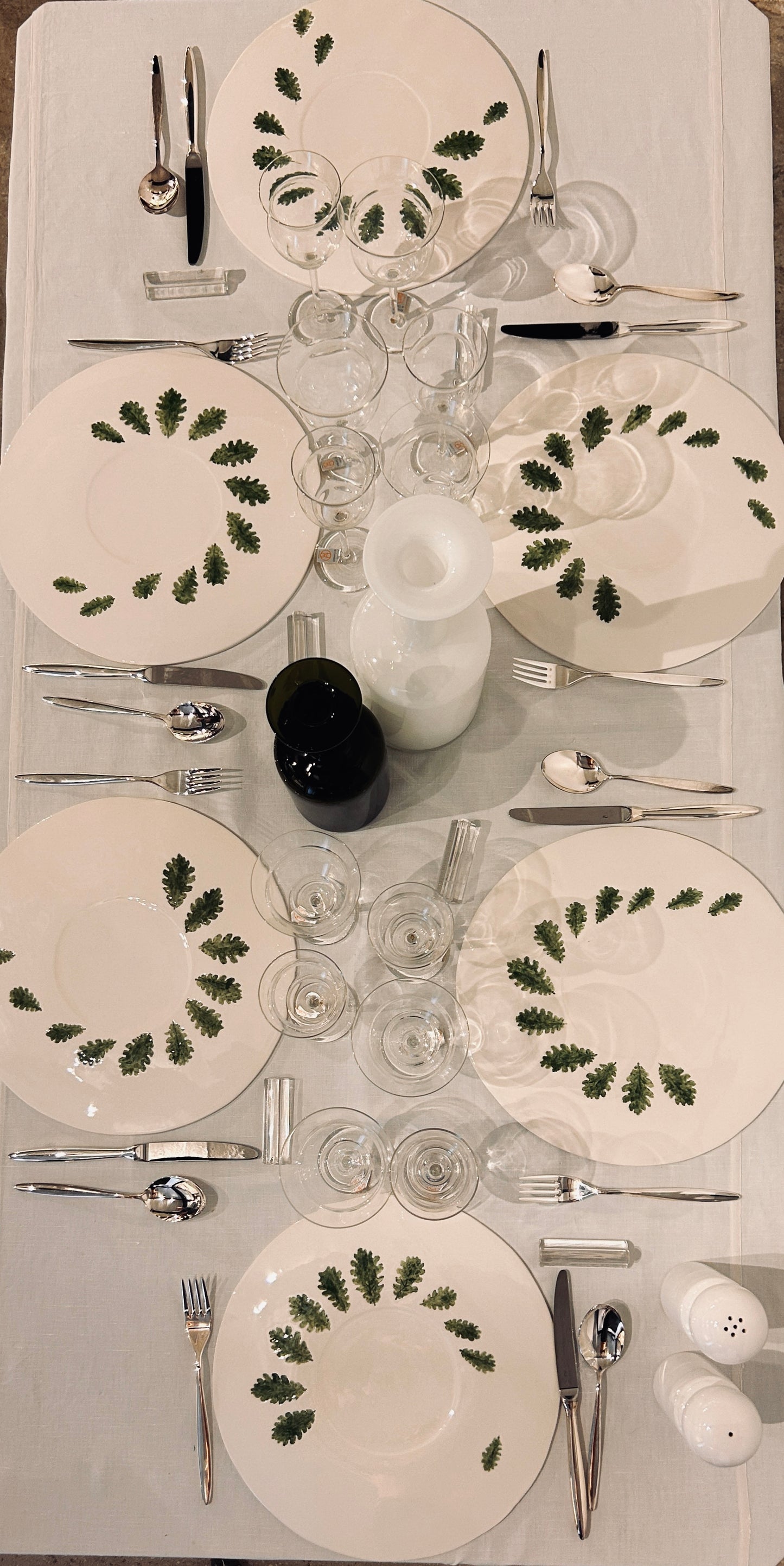Larges assiettes renversées motif feuilles de houx, E=X2, Sinicropi,