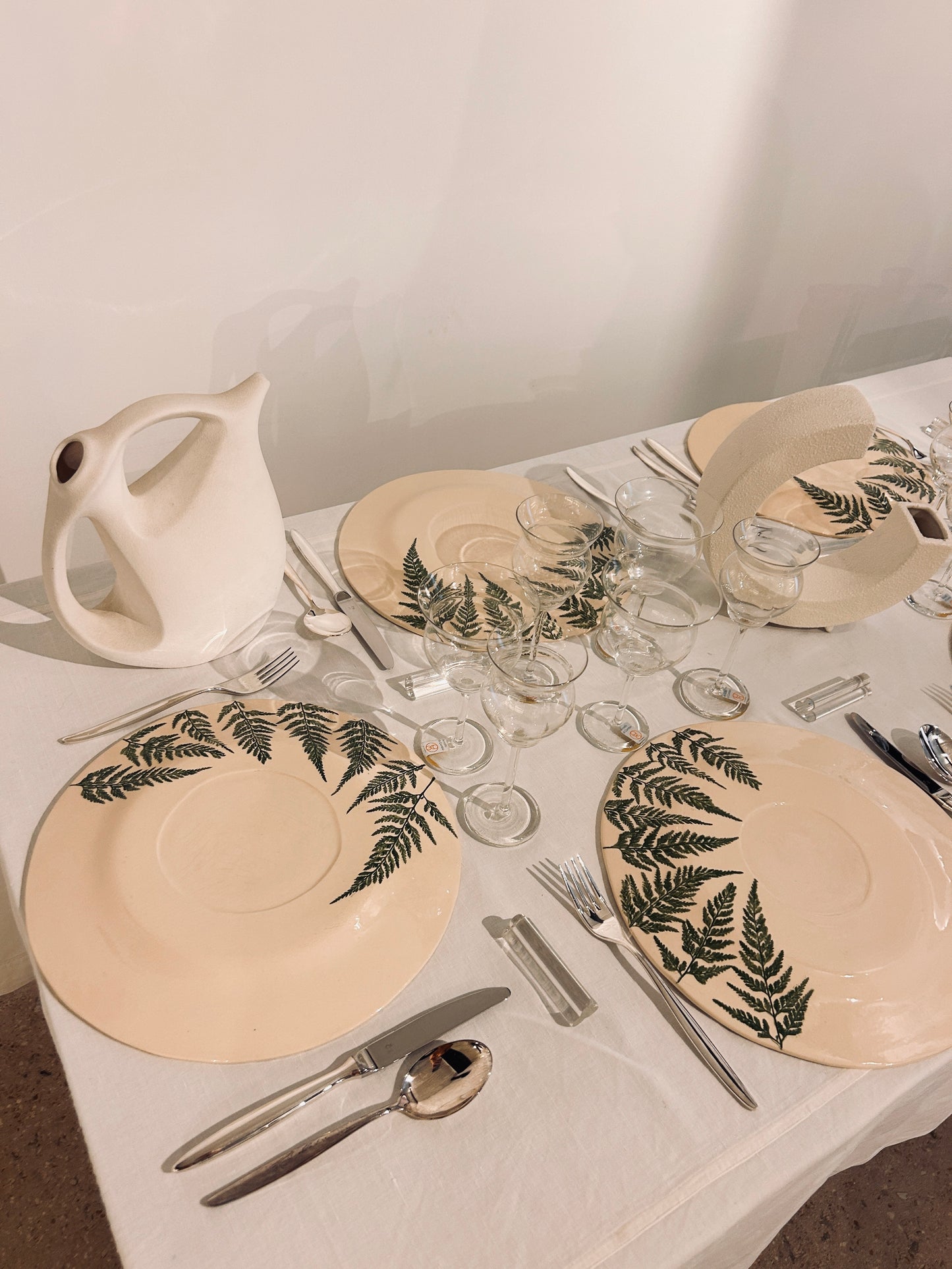Larges assiettes renversées motif fougères, E=X2, Sinicropi.