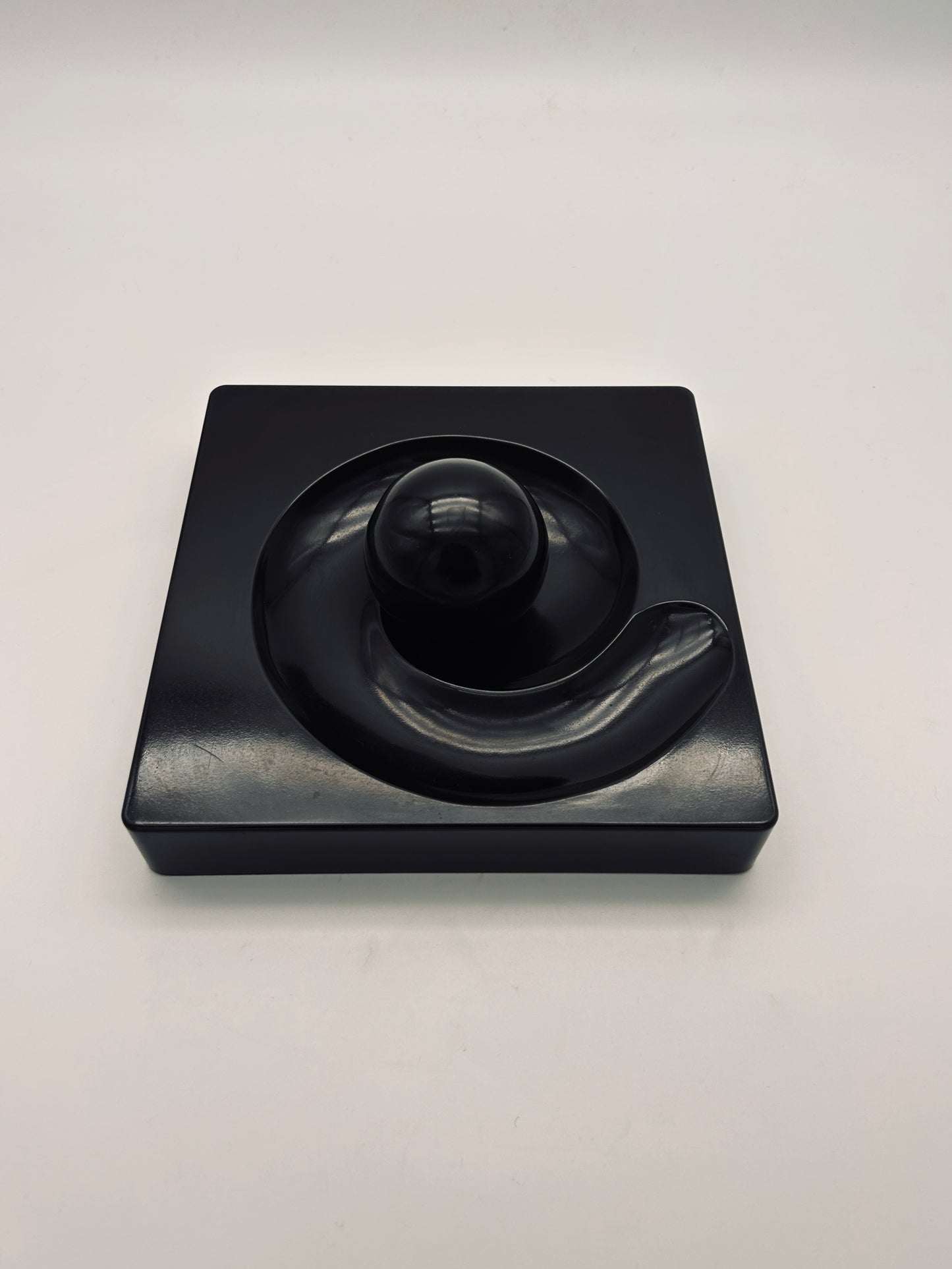 Cendrier sculpture noir "Spyros", Eleonore Peduzzi Riva, Artemide, 70s