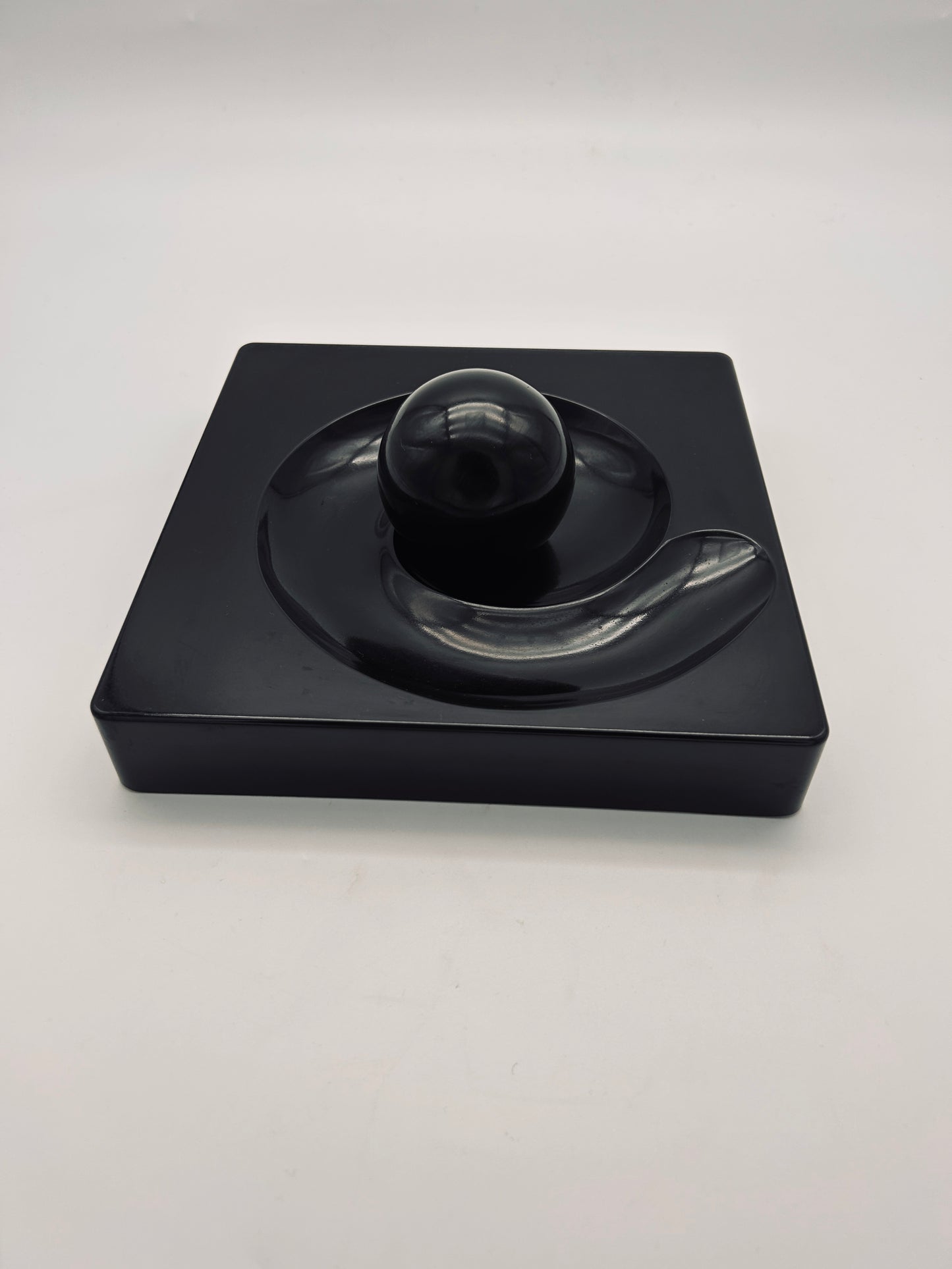 Cendrier sculpture noir "Spyros", Eleonore Peduzzi Riva, Artemide, 70s