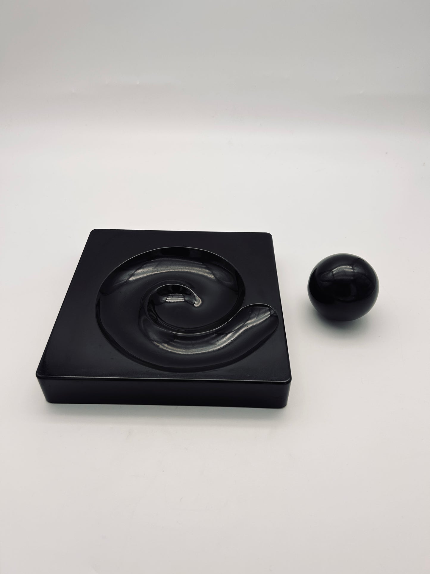 Cendrier sculpture noir "Spyros", Eleonore Peduzzi Riva, Artemide, 70s
