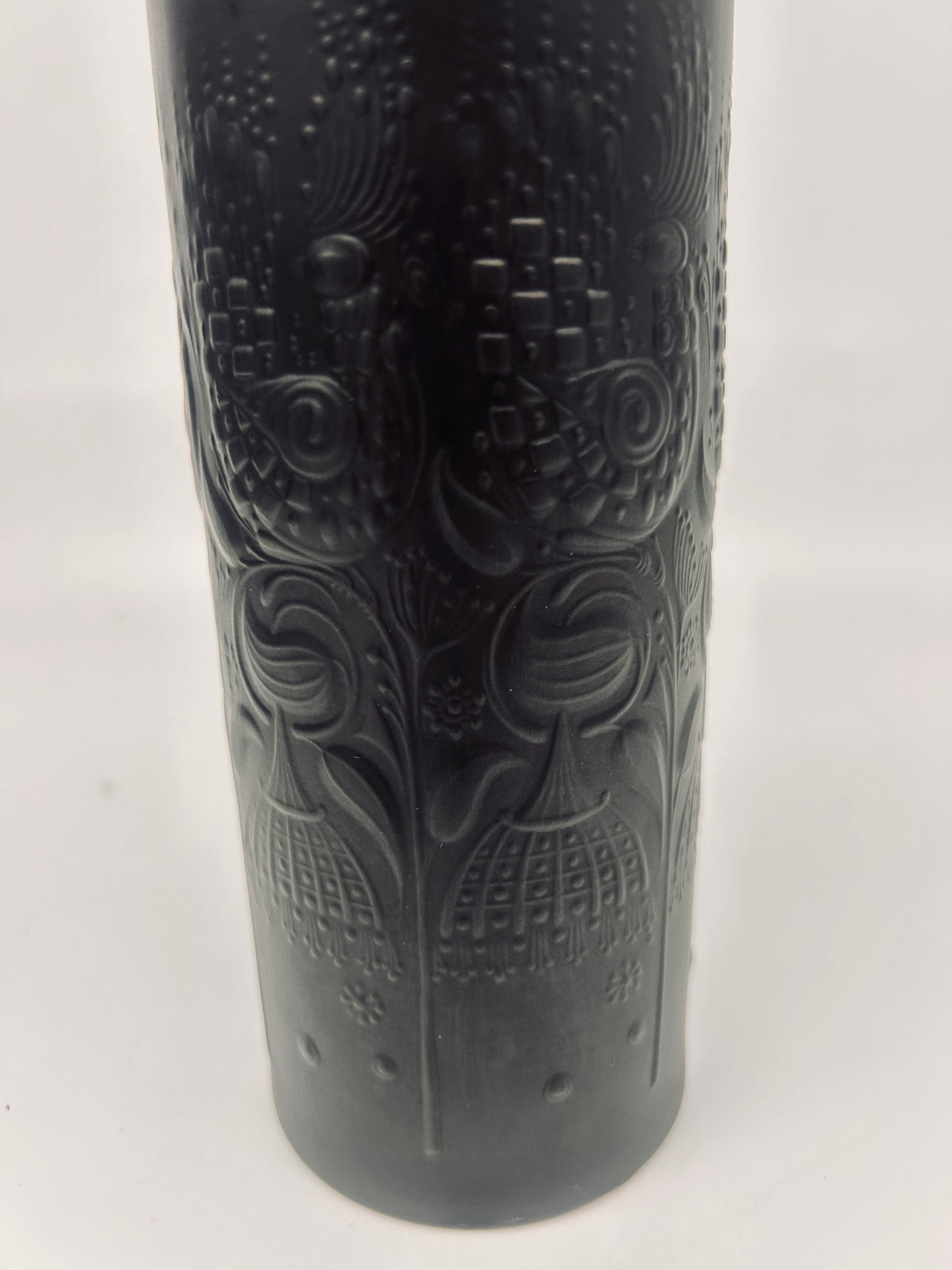 Vase noir mat cylindrique motif nature "La flûte magique", Bjorn Wiinblad, Rosenthal