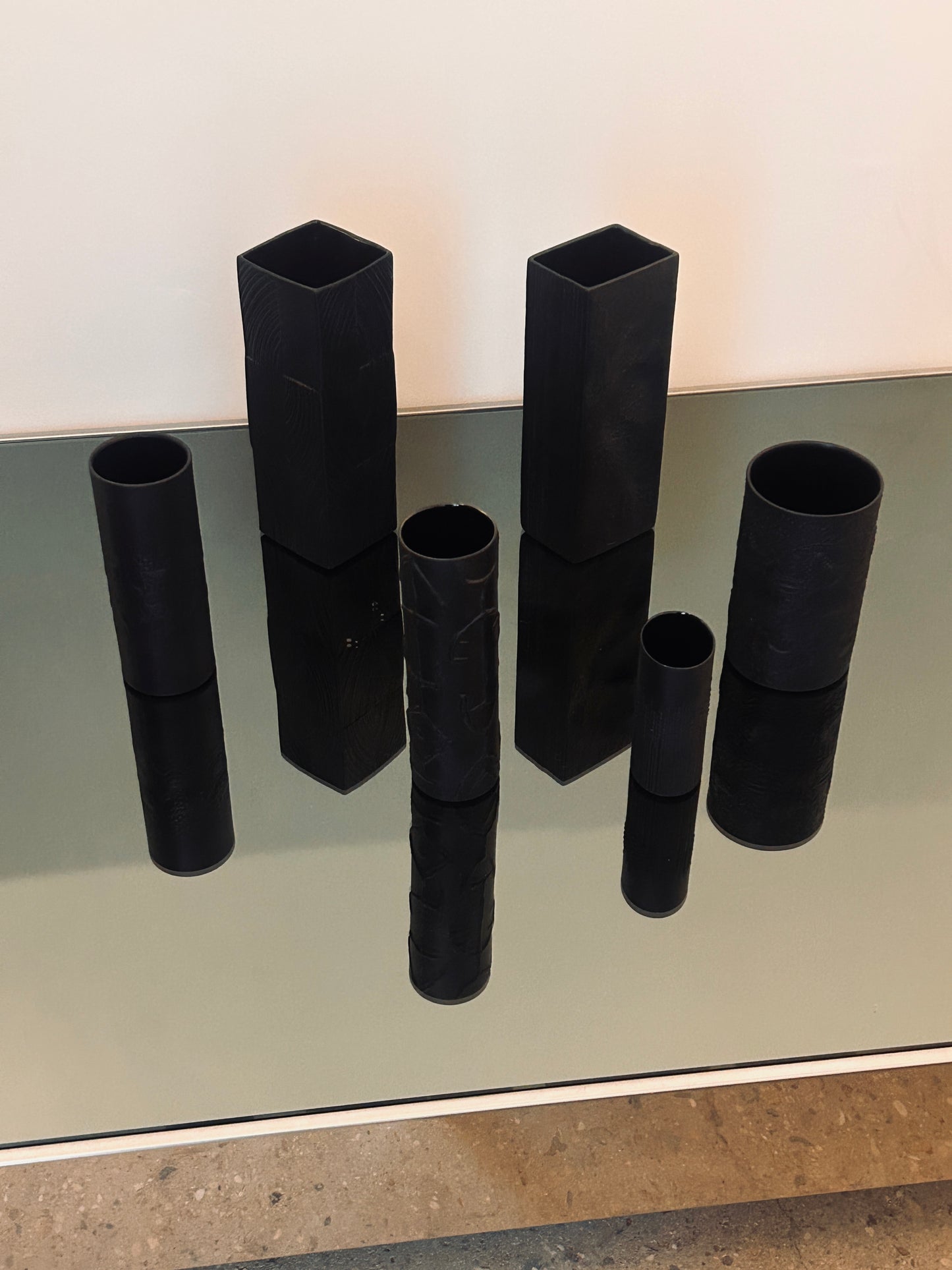 Vase noir mat cylindrique, motif totem, Cuno Fischer, Rosenthal, 70s