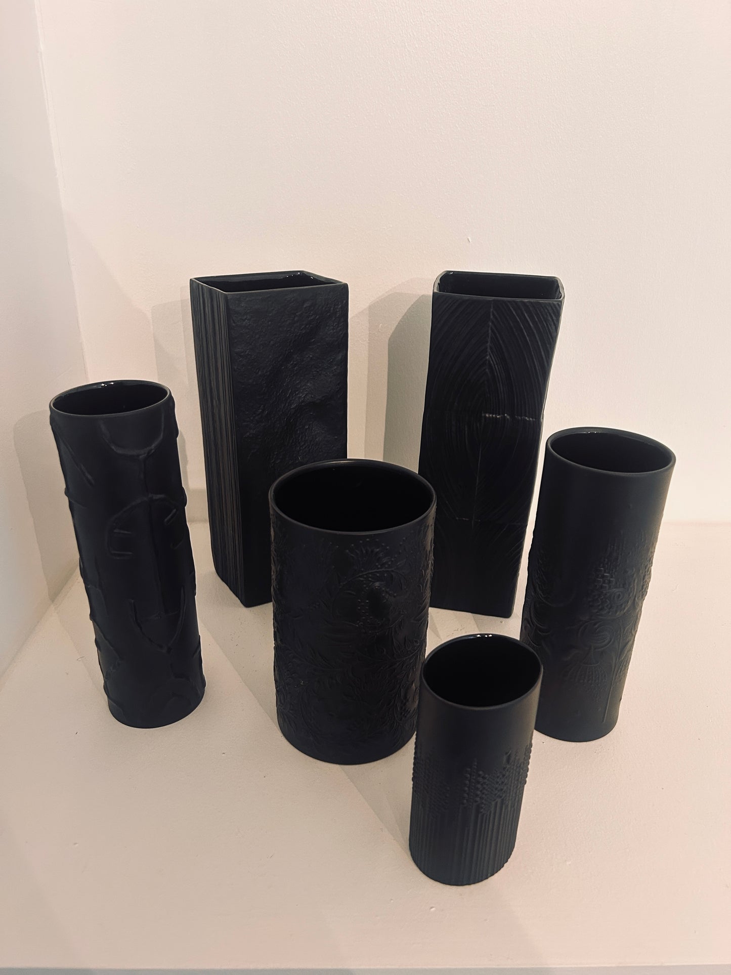 Vase noir mat cylindrique, motif totem, Cuno Fischer, Rosenthal, 70s