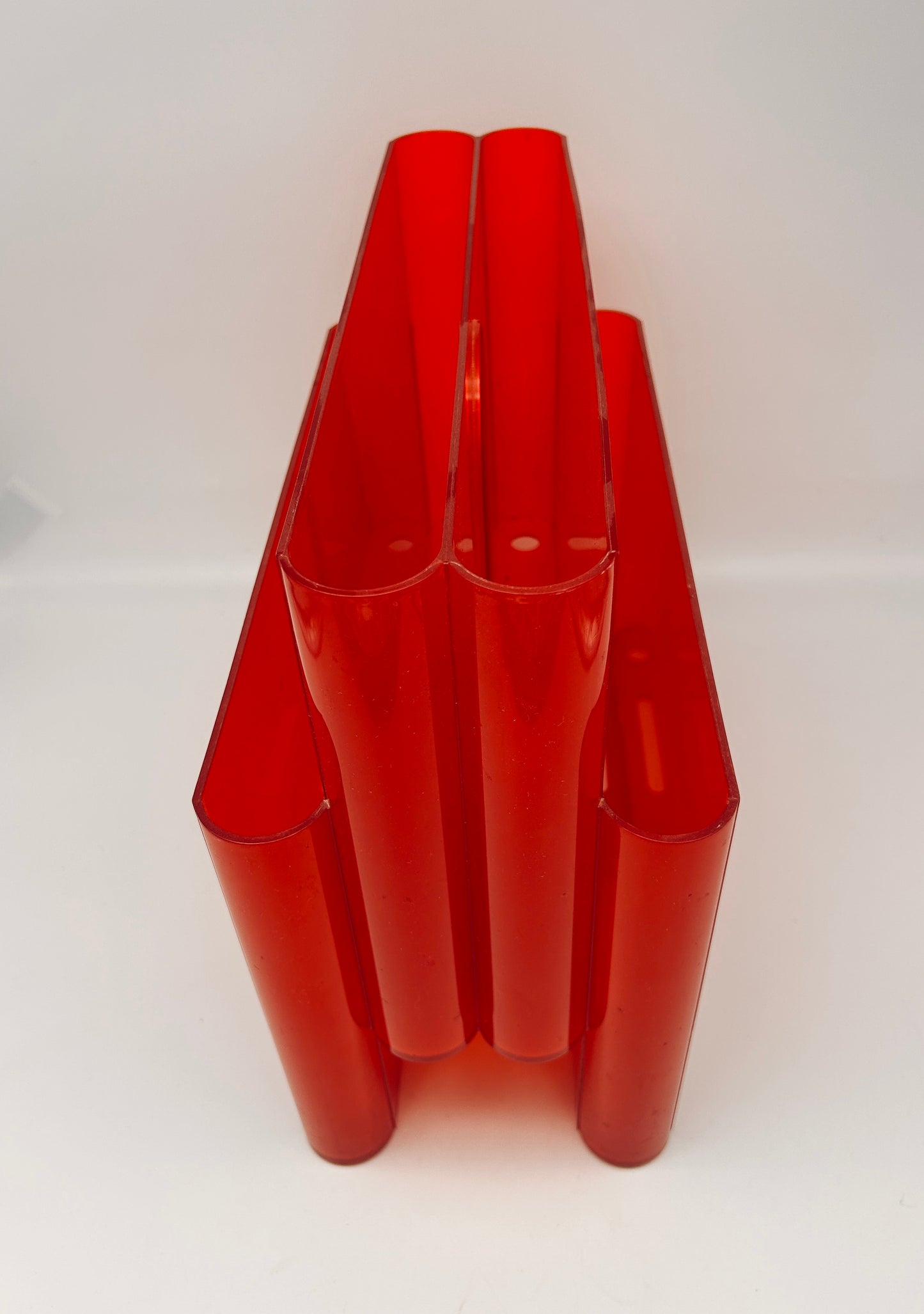 Porte-revues rouge translucide 4 compartiments, Kartell, Giotto Stoppino