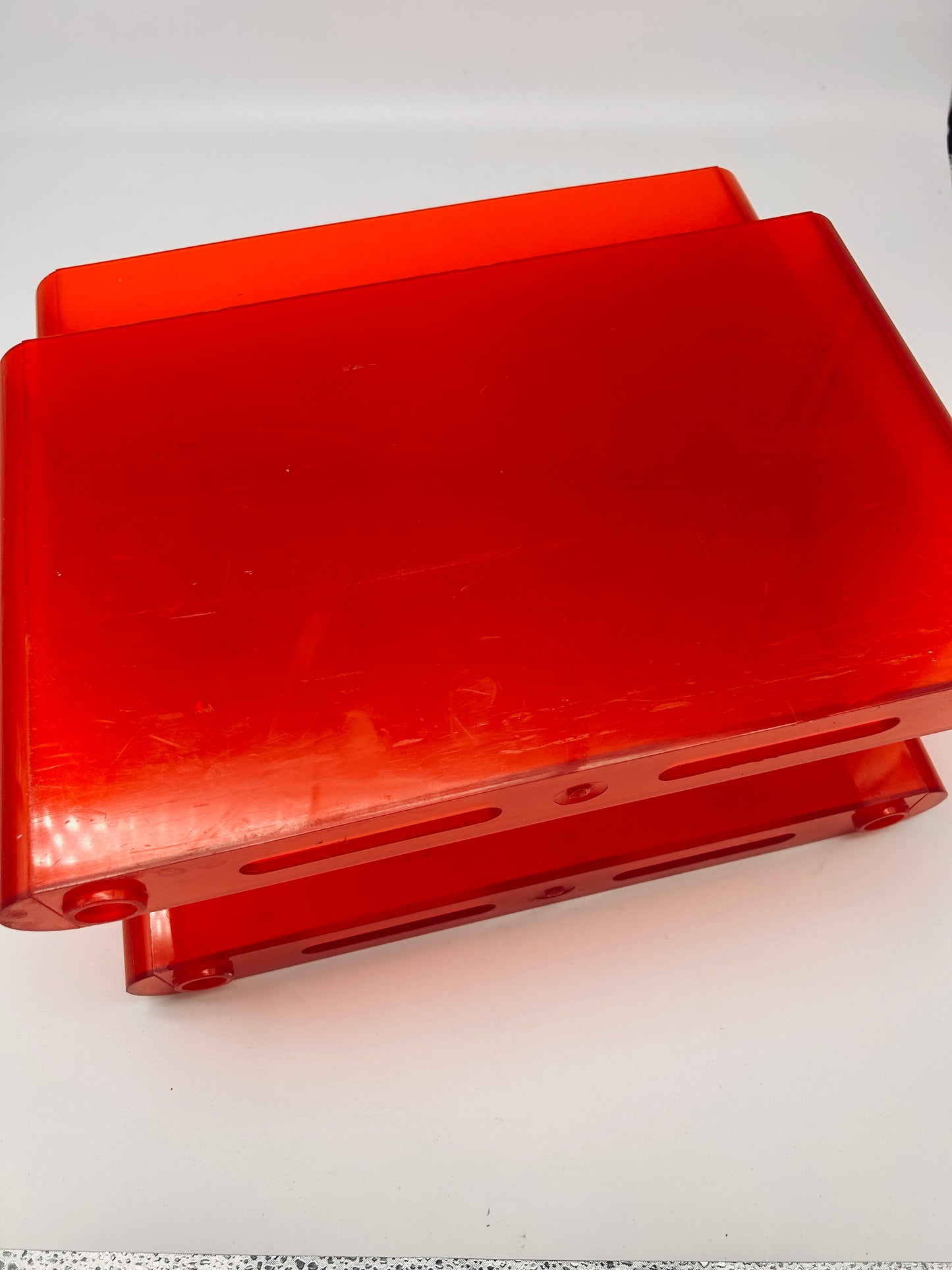 Porte-revues rouge translucide 4 compartiments, Kartell, Giotto Stoppino