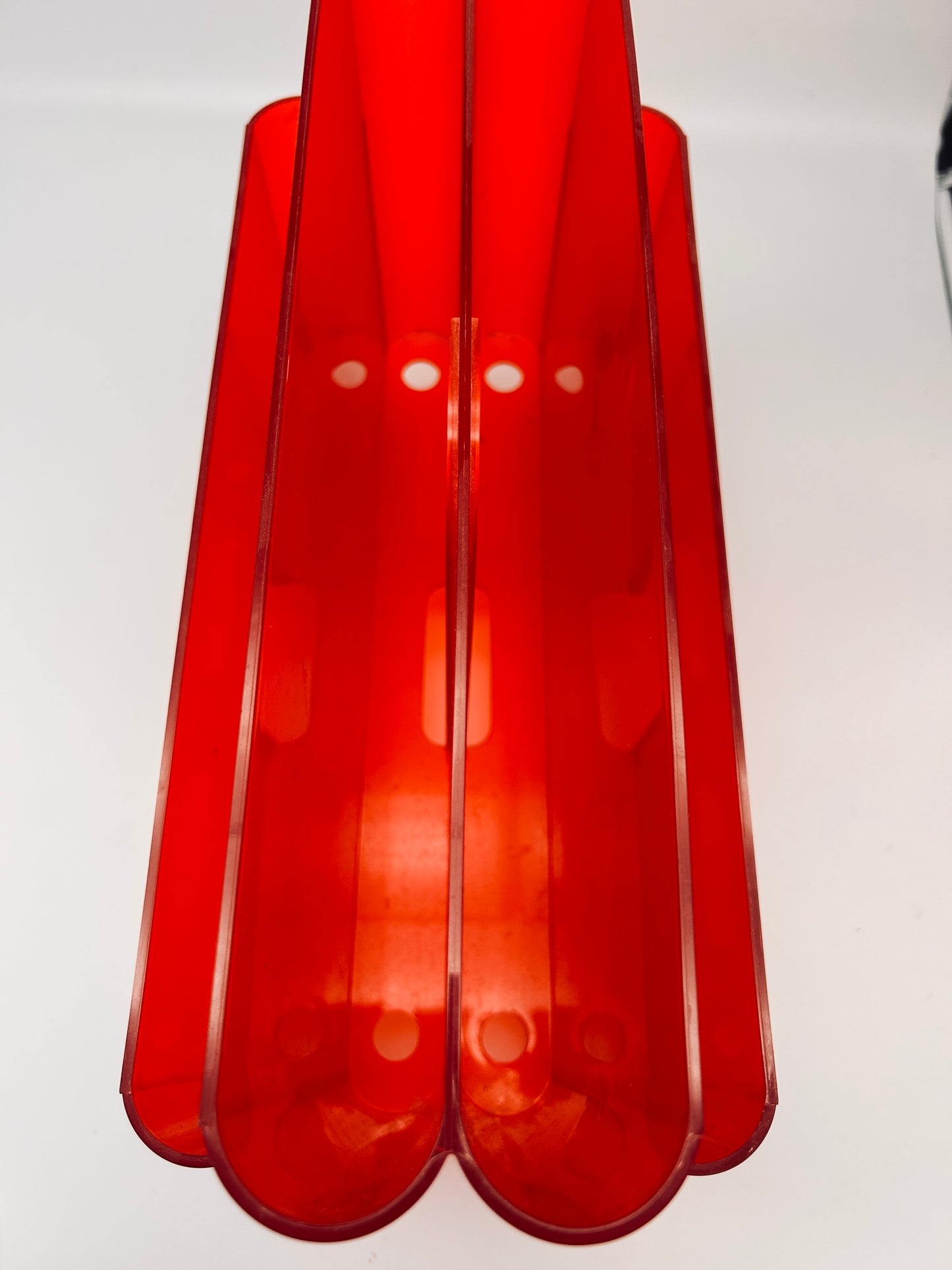 Porte-revues rouge translucide 4 compartiments, Kartell, Giotto Stoppino