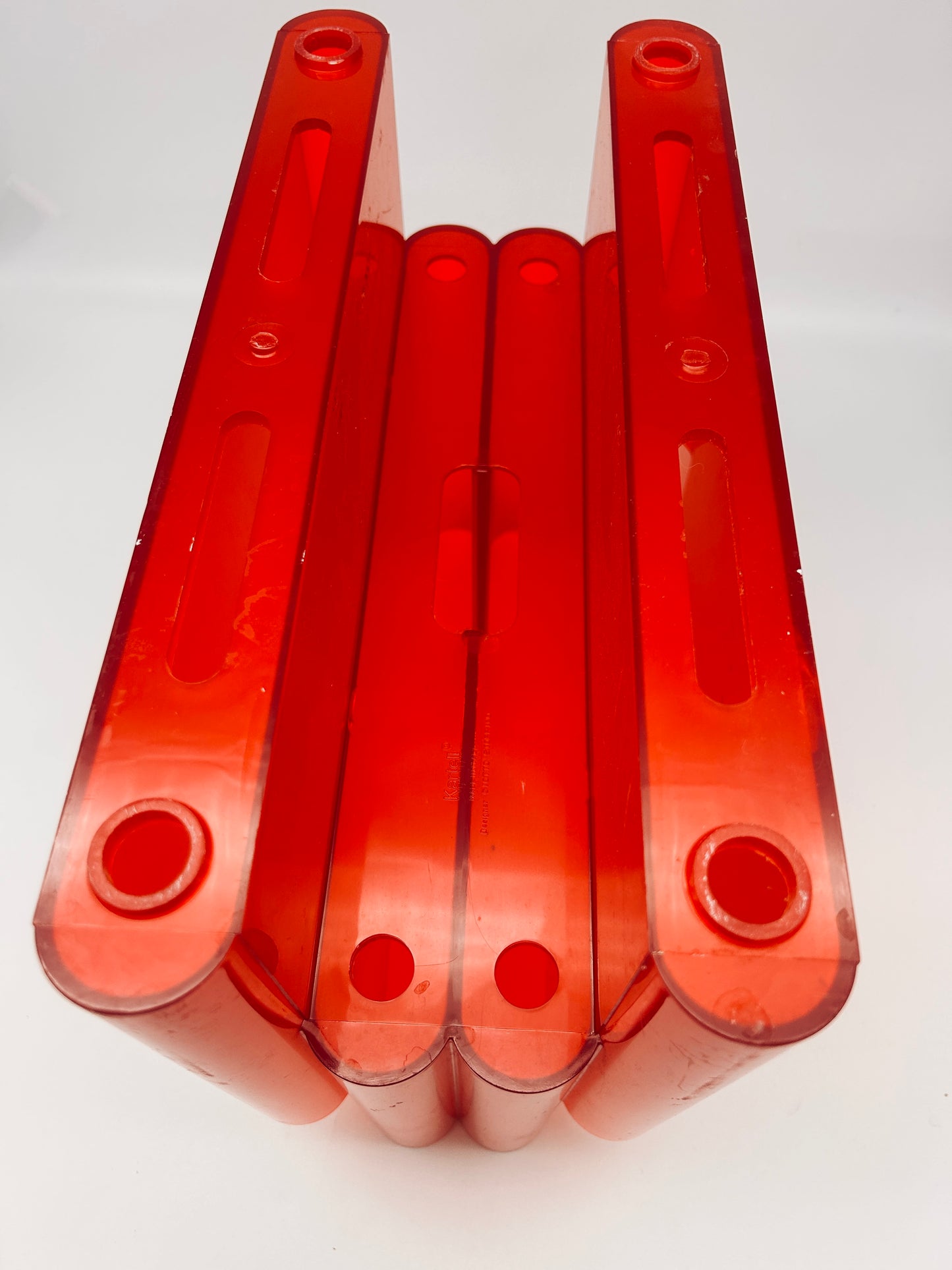Porte-revues rouge translucide 4 compartiments, Kartell, Giotto Stoppino