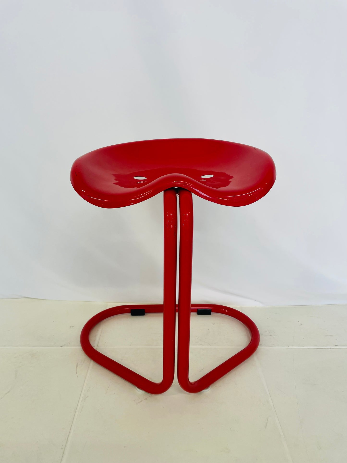 Tabouret rouge tracteur, Rodney Kinsman, Bieffeplast, 70s