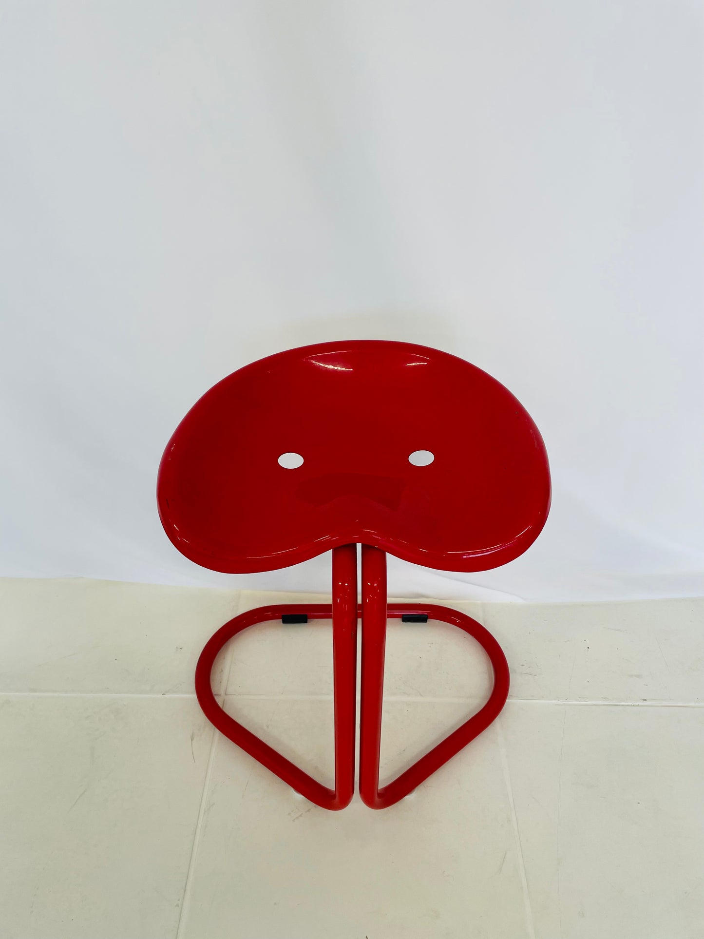 Tabouret rouge tracteur, Rodney Kinsman, Bieffeplast, 70s
