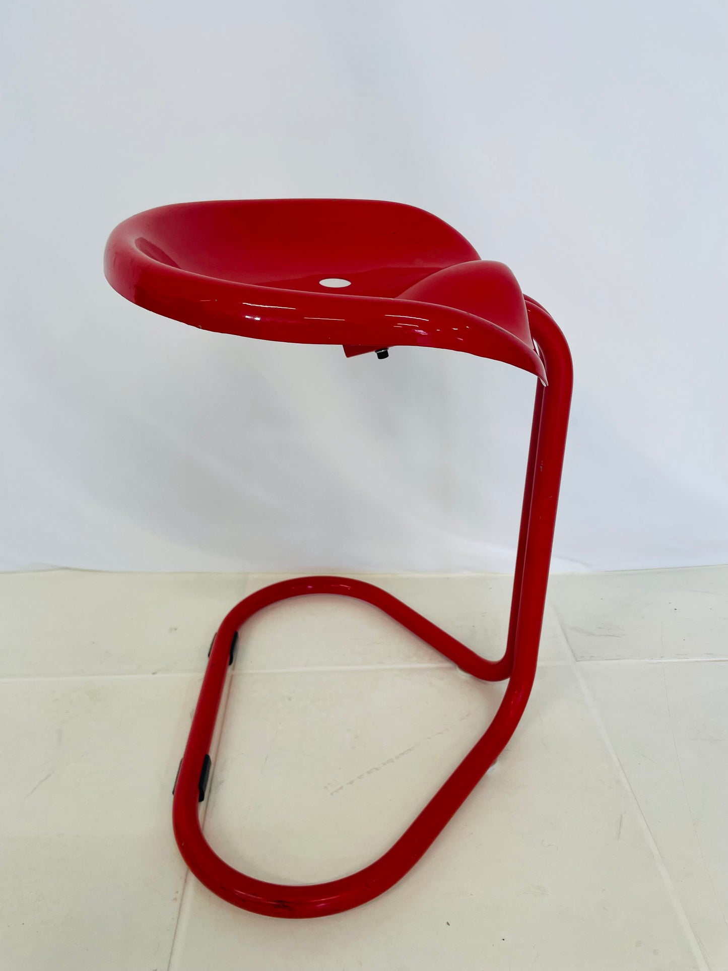 Tabouret rouge tracteur, Rodney Kinsman, Bieffeplast, 70s