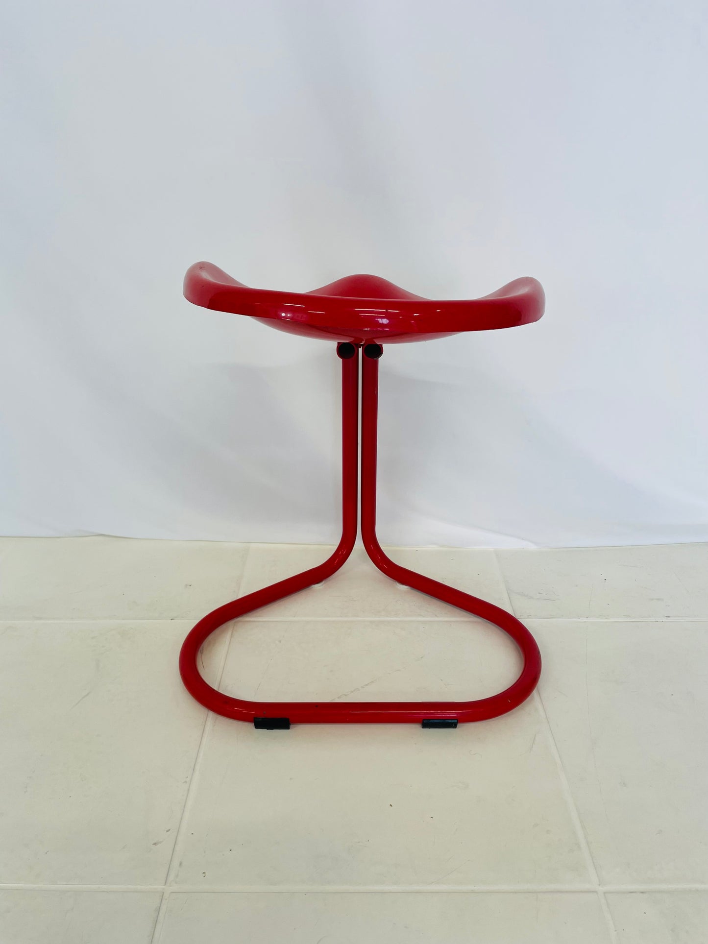 Tabouret rouge tracteur, Rodney Kinsman, Bieffeplast, 70s