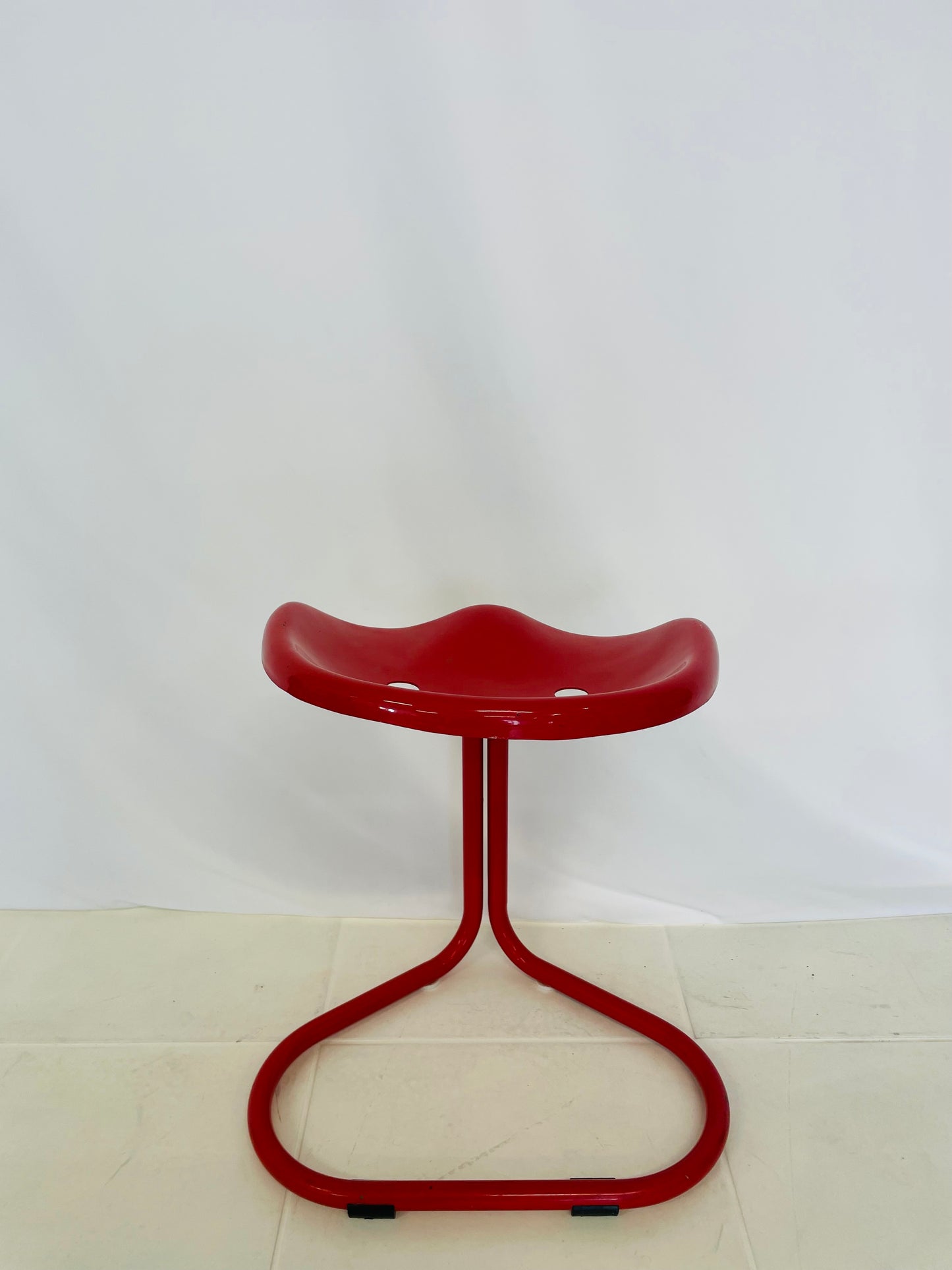 Tabouret rouge tracteur, Rodney Kinsman, Bieffeplast, 70s