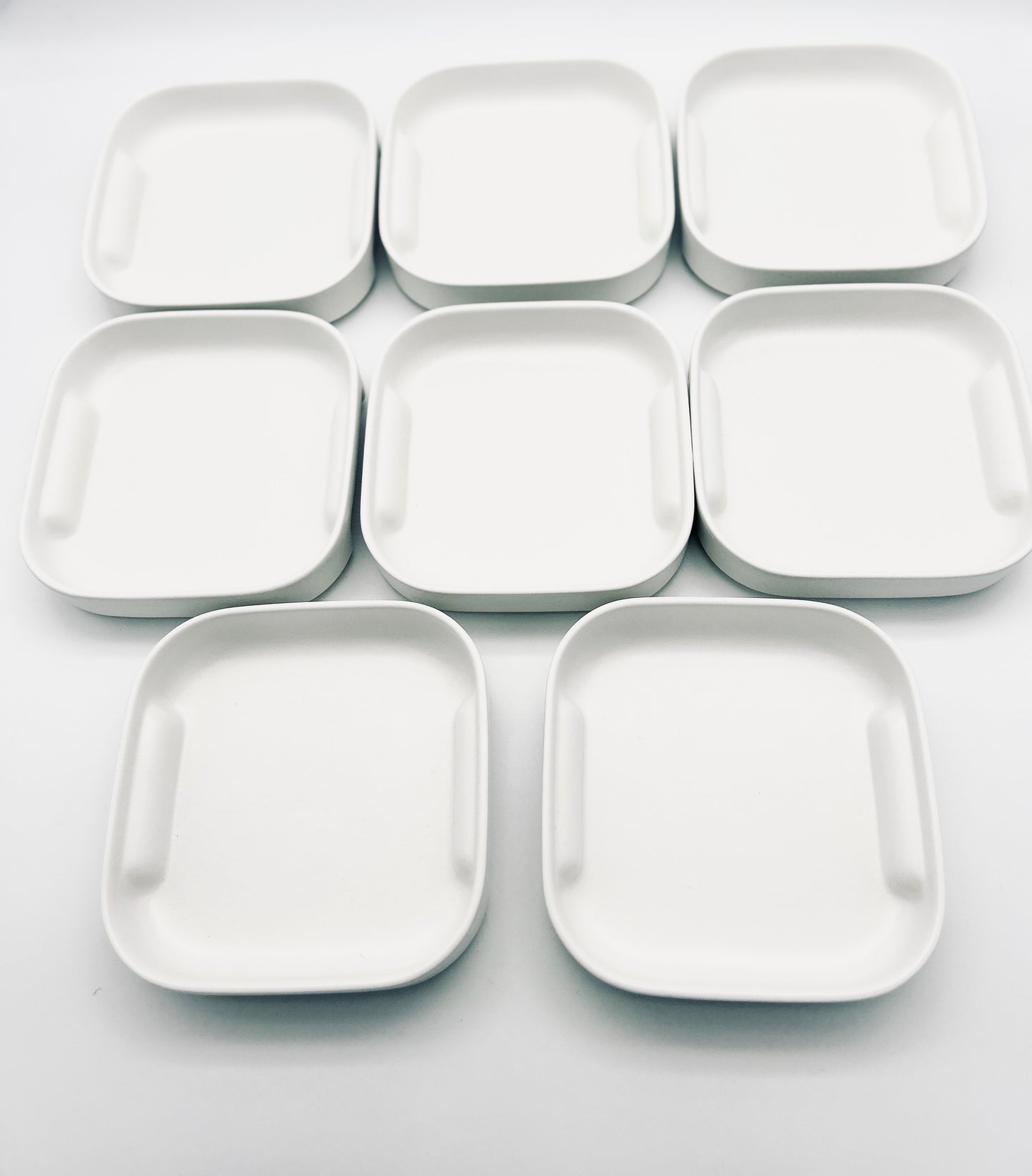 Assiettes blanches à rebord, Square, Makio Hasuike, Arnolfo di Cambio, Laveno, 70s