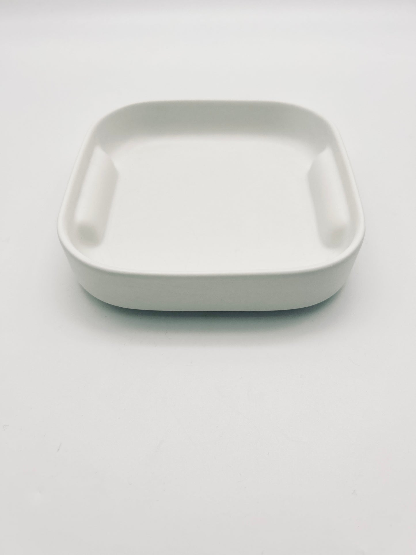 Assiettes blanches à rebord, Square, Makio Hasuike, Arnolfo di Cambio, Laveno, 70s