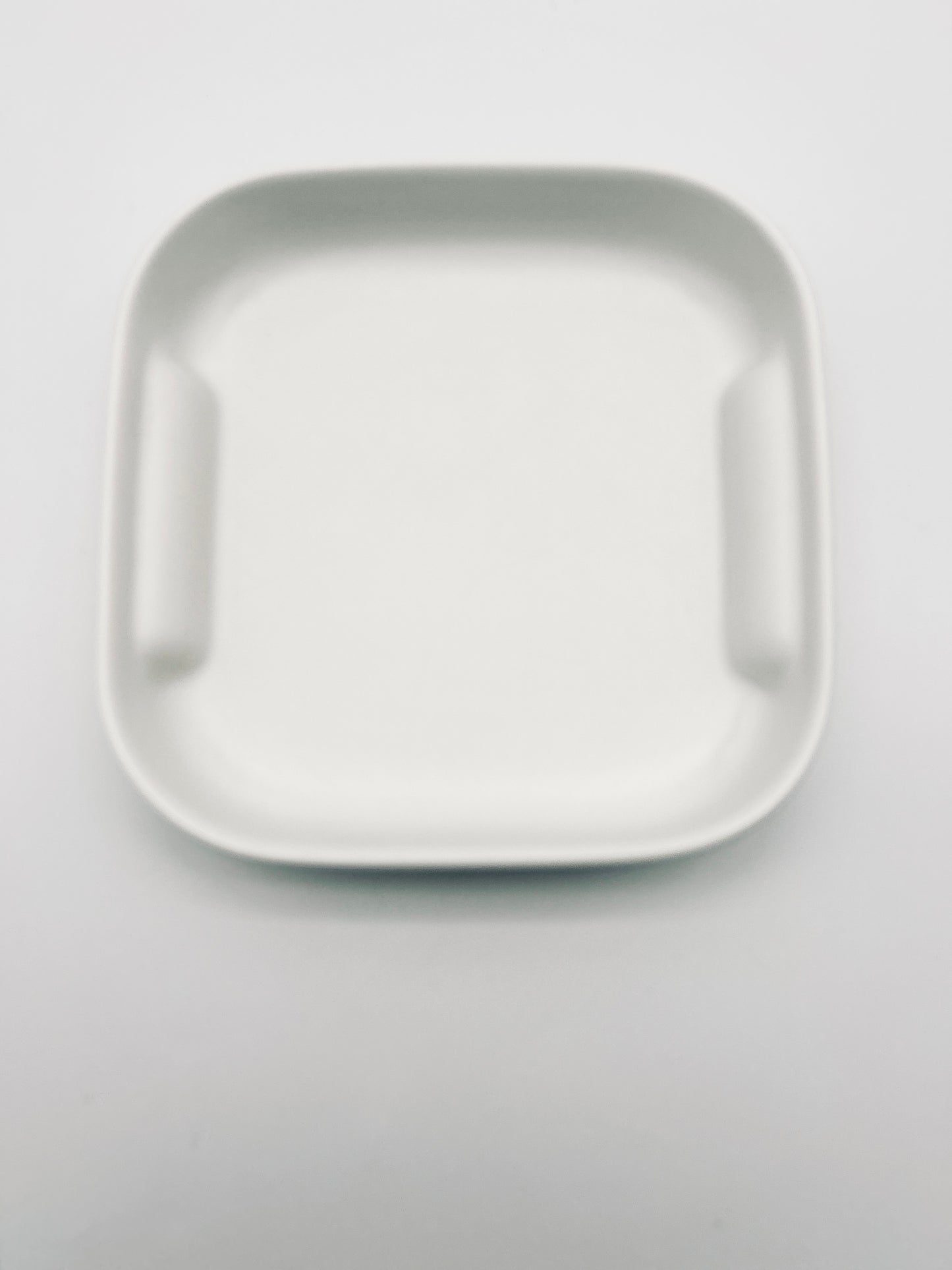 Assiettes blanches à rebord, Square, Makio Hasuike, Arnolfo di Cambio, Laveno, 70s