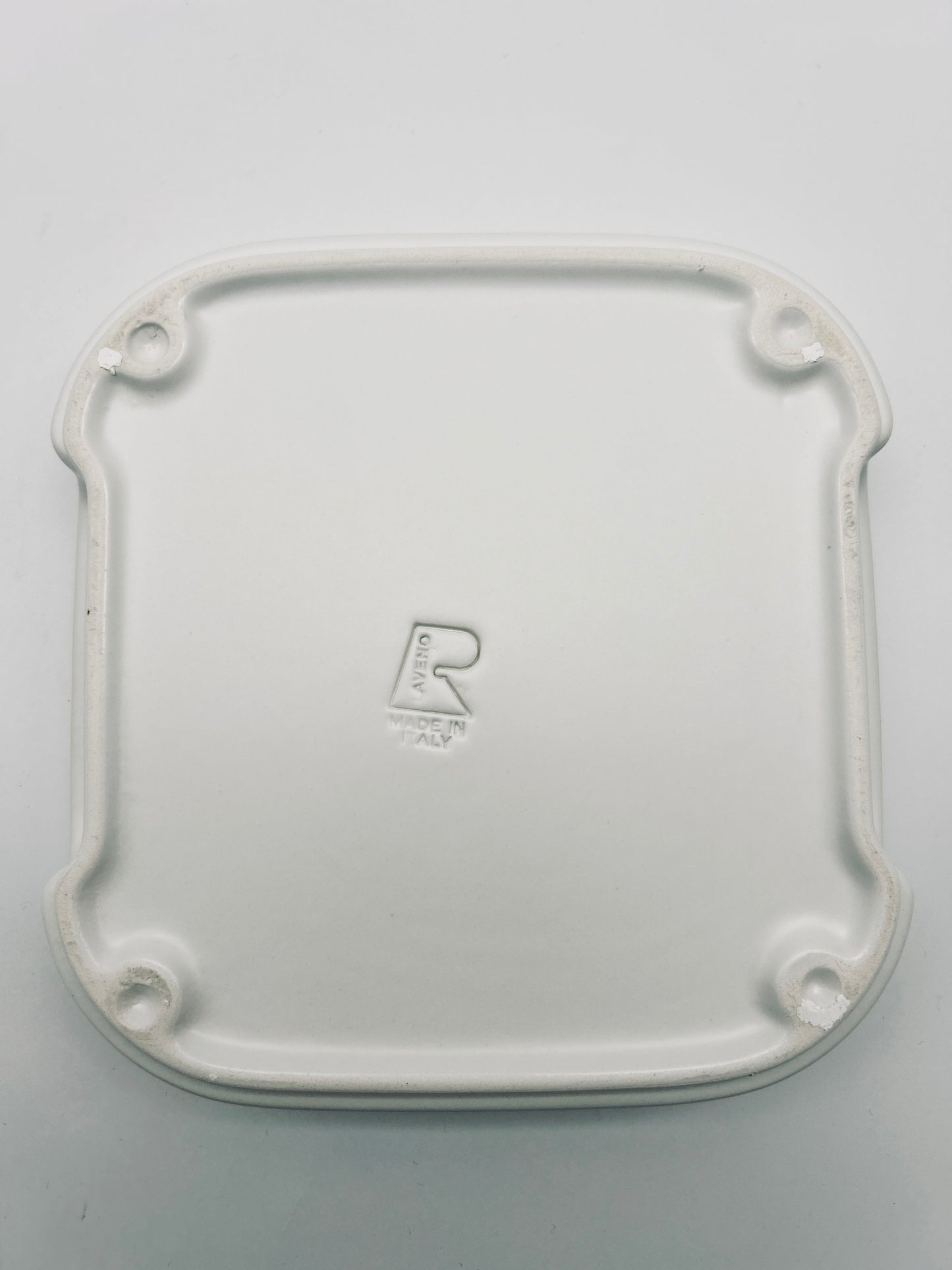Assiettes blanches à rebord, Square, Makio Hasuike, Arnolfo di Cambio, Laveno, 70s